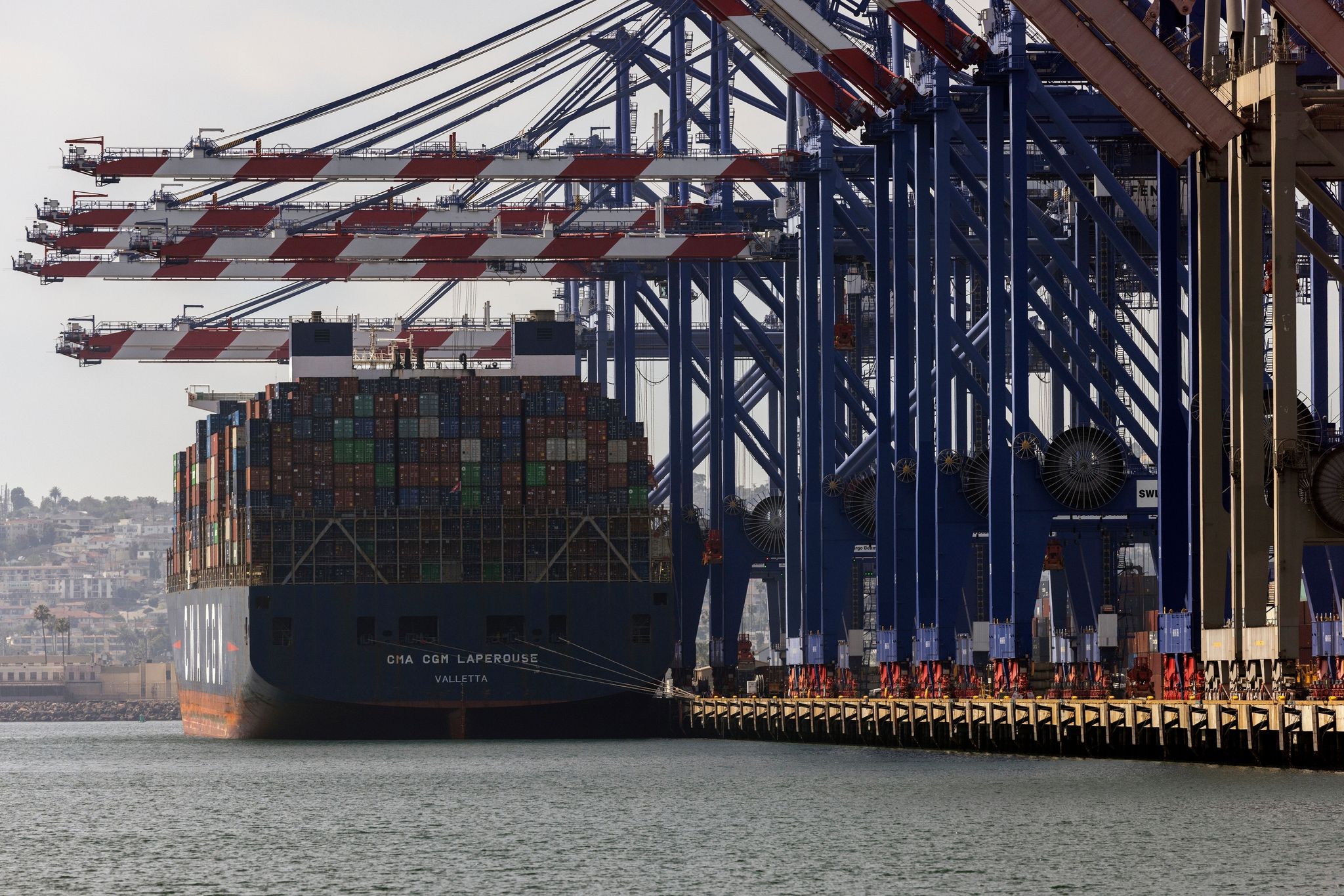 Containerschiff liegt im Hafen von Los Angeles. Wohin führt der von US-Präsident Trump losgetretene Zollkonflikt?