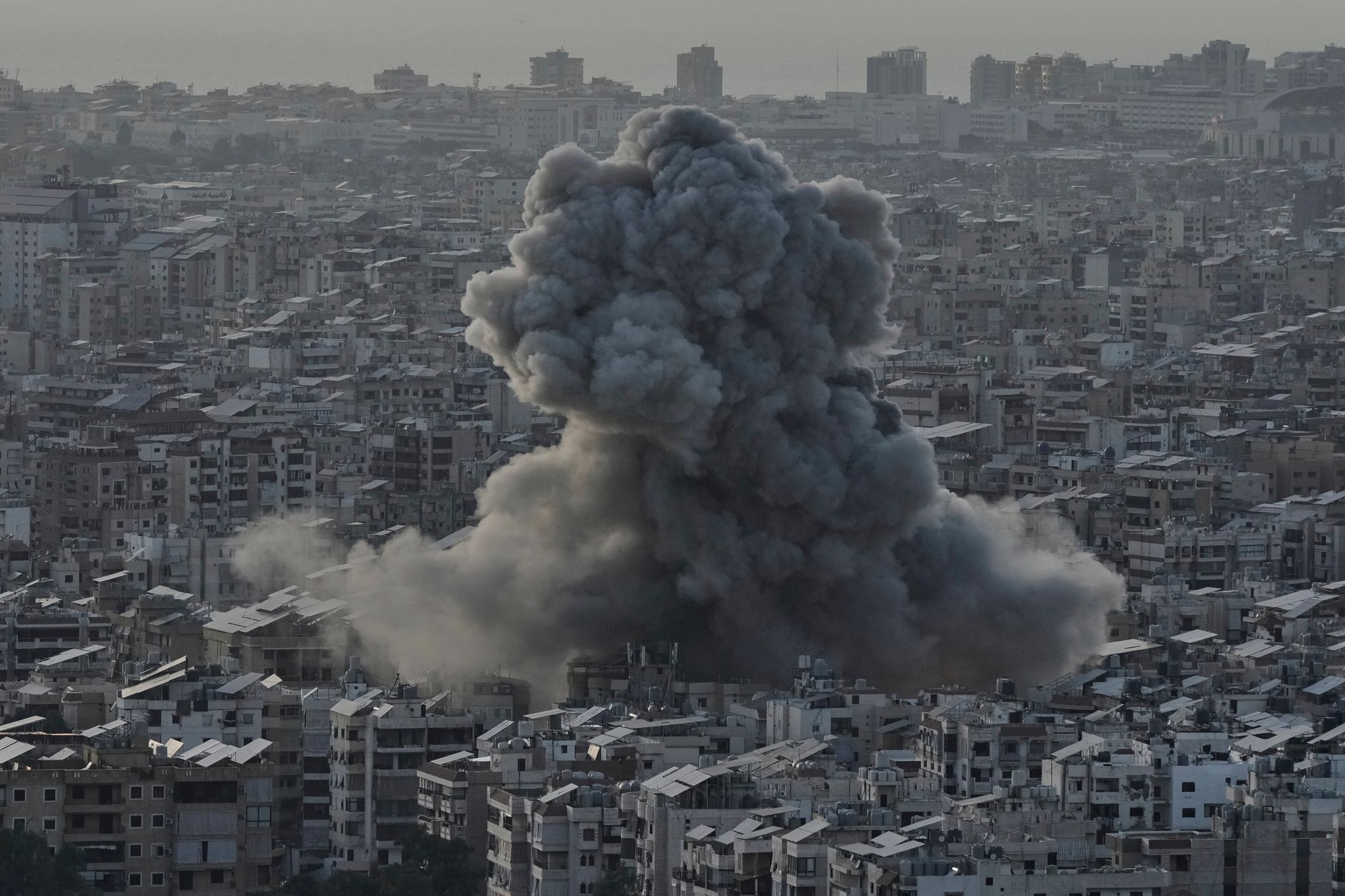 Rauch steigt nach einem israelischen Luftangriff über einem Vorort von Beirut auf.