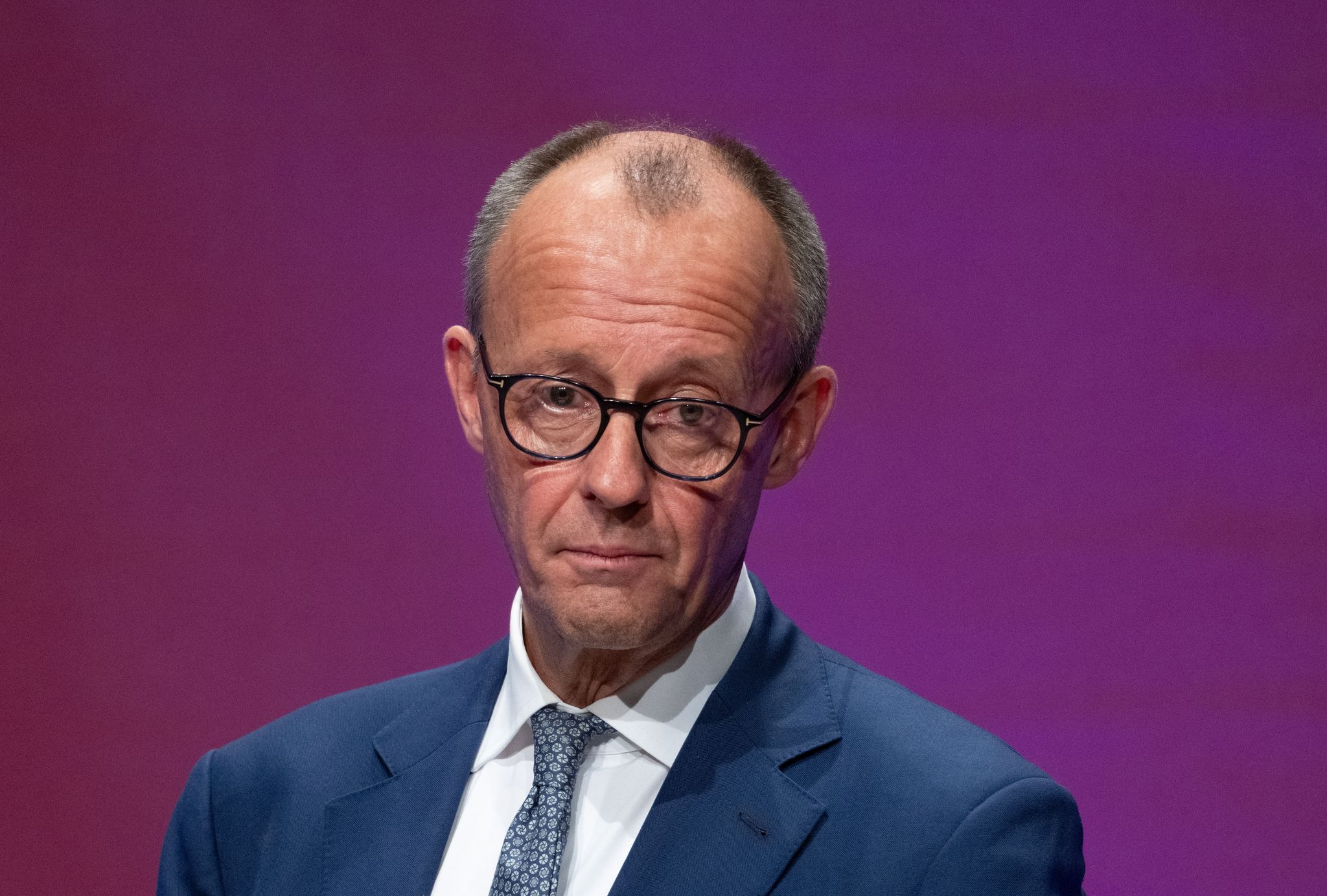 «Franziskus wird in Erinnerung bleiben für seinen unermüdlichen Einsatz für die Schwächsten der Gesellschaft, für Gerechtigkeit und Versöhnung», schrieb Merz.