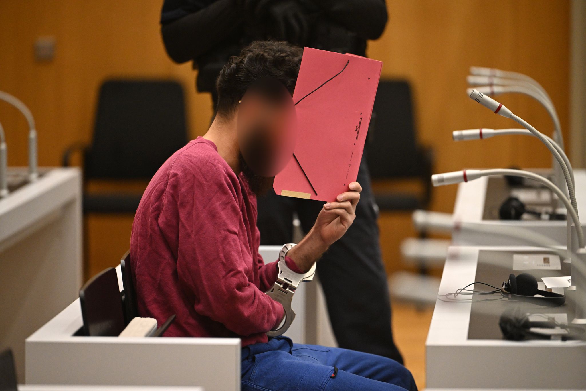 Der Angeklagte Sulaiman A. sitzt beim Prozessauftakt im Gerichtssaal. (Archivbild)