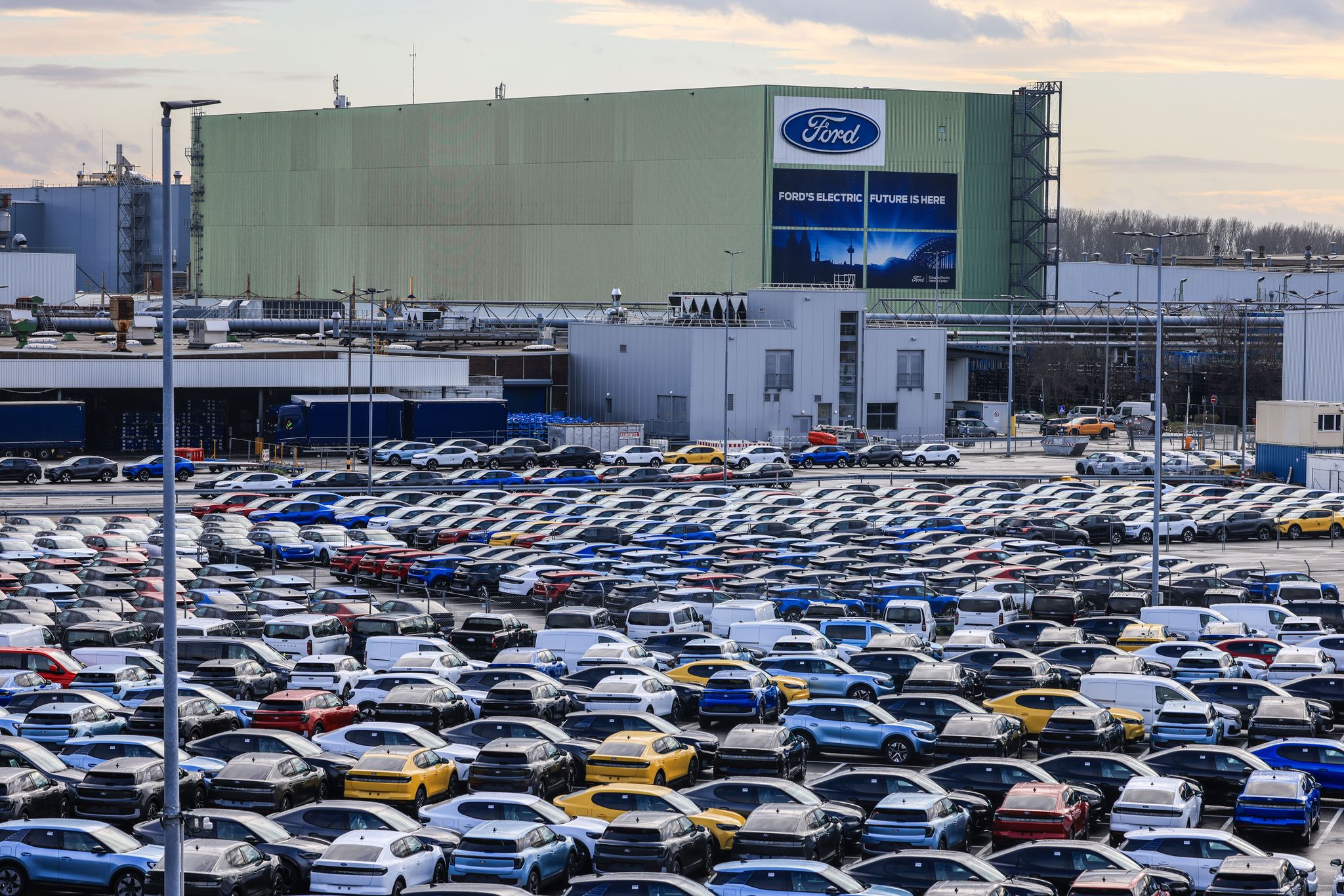 Da stehen sie, die neuen Elektroautos von Ford. Doch die Nachfrage nach ihnen ist schwach.