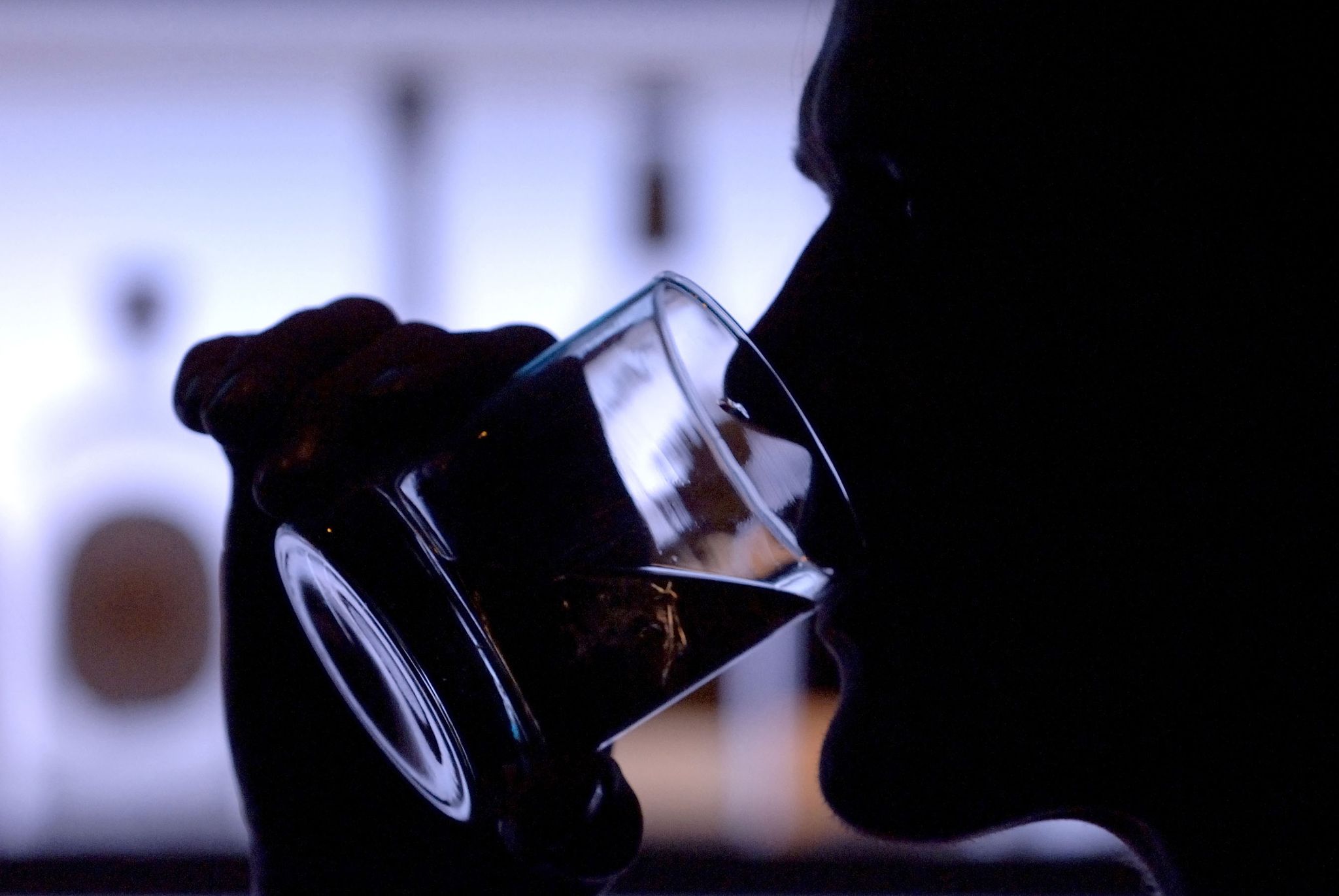 Langsam und bewusst: Wer sich für sein Getränk Zeit nimmt, trinkt im Laufe des Abends wahrscheinlich weniger Alkohol.