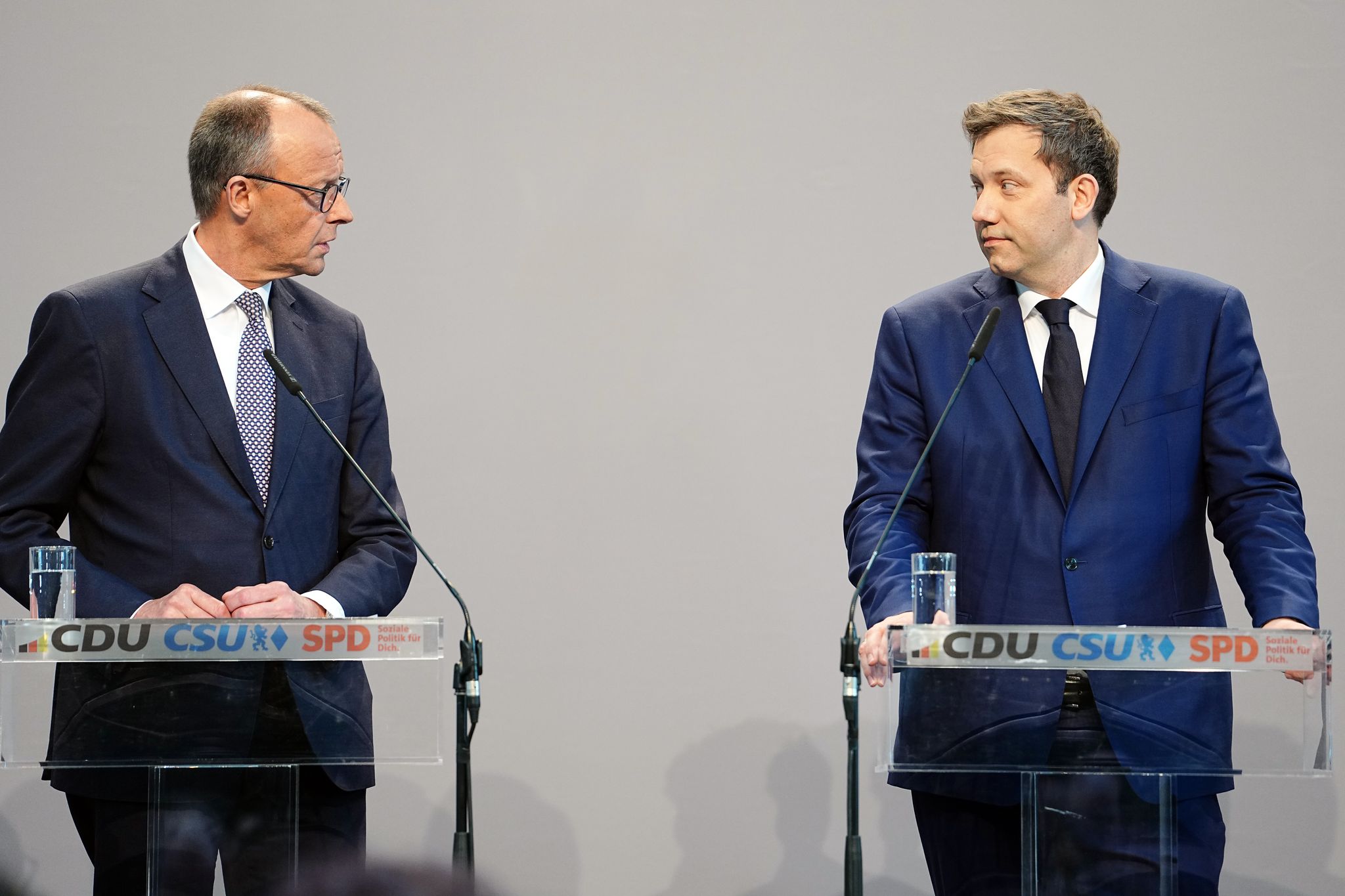 Wollen die deutsche Wirtschaft wieder in Schwung bringen: Der wahrscheinlich nächste Kanzler, Friedrich Merz (CDU), und SPD-Chef Lars Klingbeil. (Archivbild)