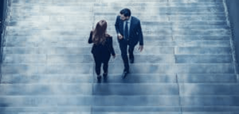 Mann und FRau auf einer Treppe Foto: sungedi/AdobeStock