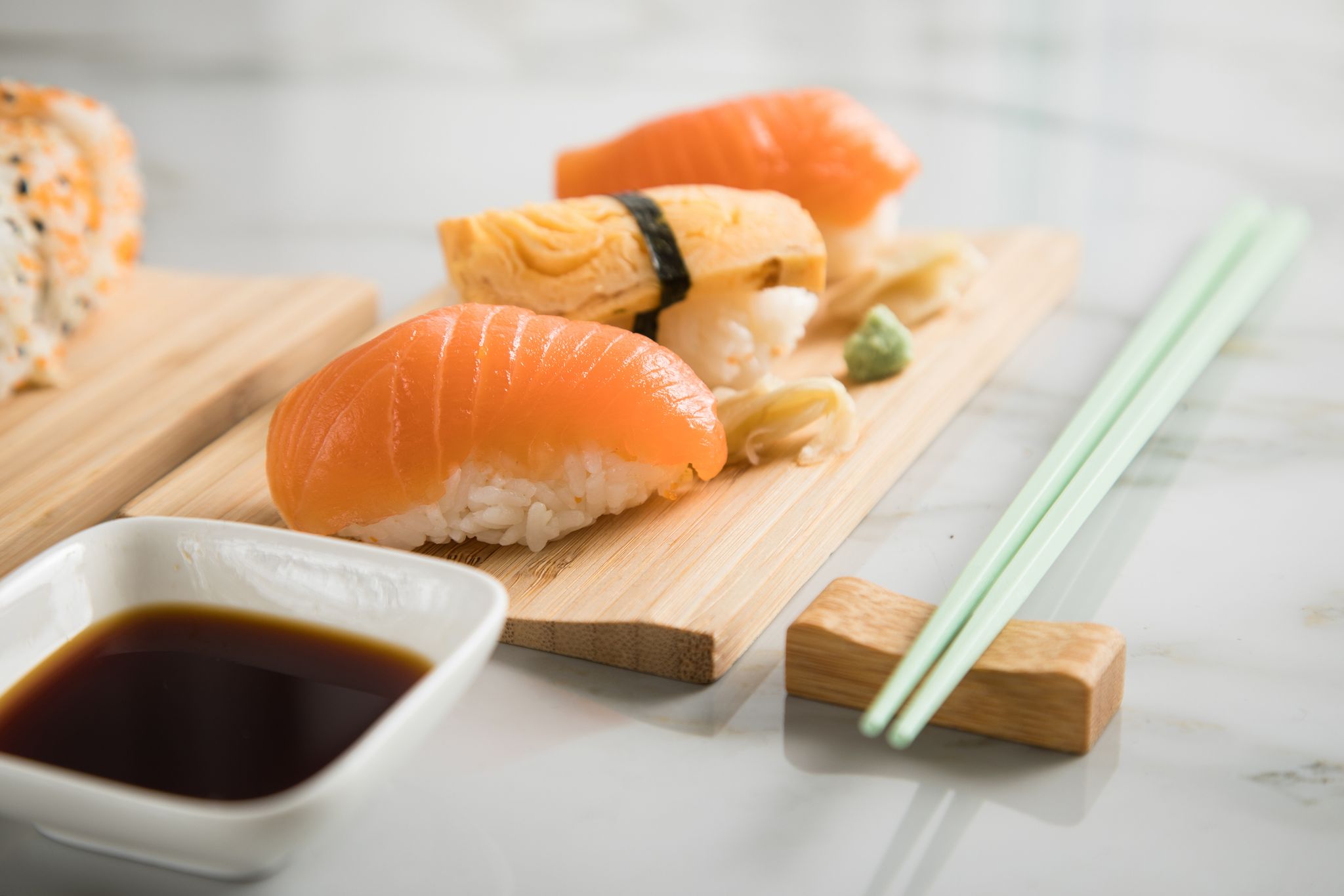 Wer Sushi selbst zubereiten möchte, sollte Fisch verwenden, der im Handel als «Sushi-Qualität» oder «für den Rohverzehr geeignet» angeboten wird.