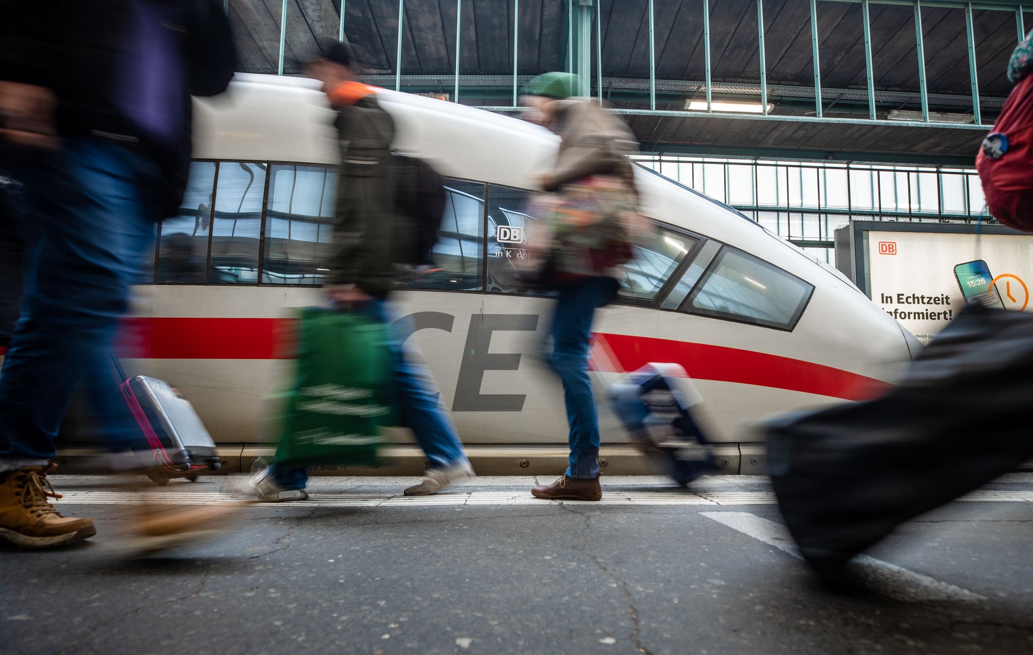 Über Ostern reisen so viele Fahrgäste wie noch nie im Fernverkehr der Deutschen Bahn. (Archivbild)