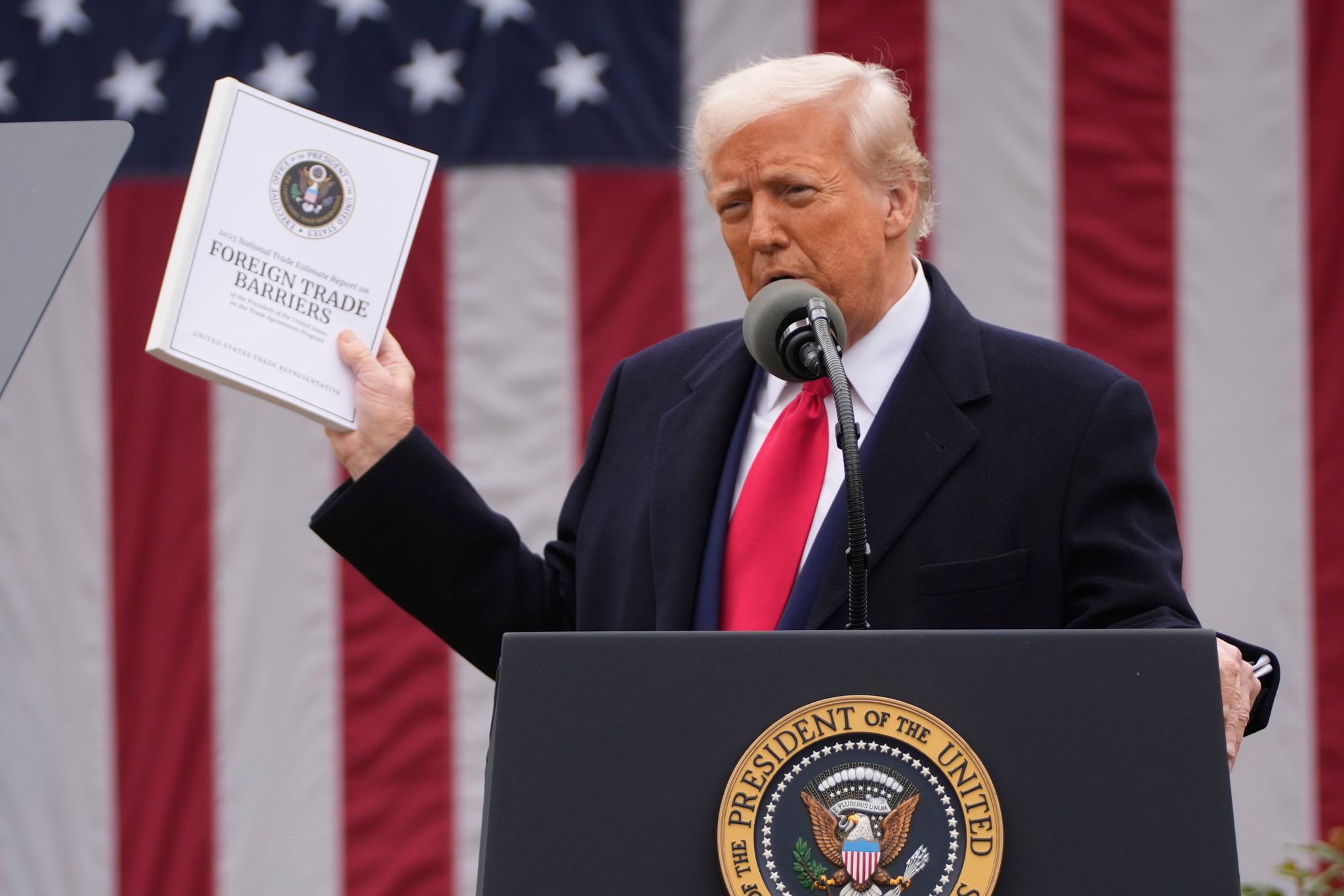 Trump feiert den Schritt als historischen Befreiungsschlag für die USA.