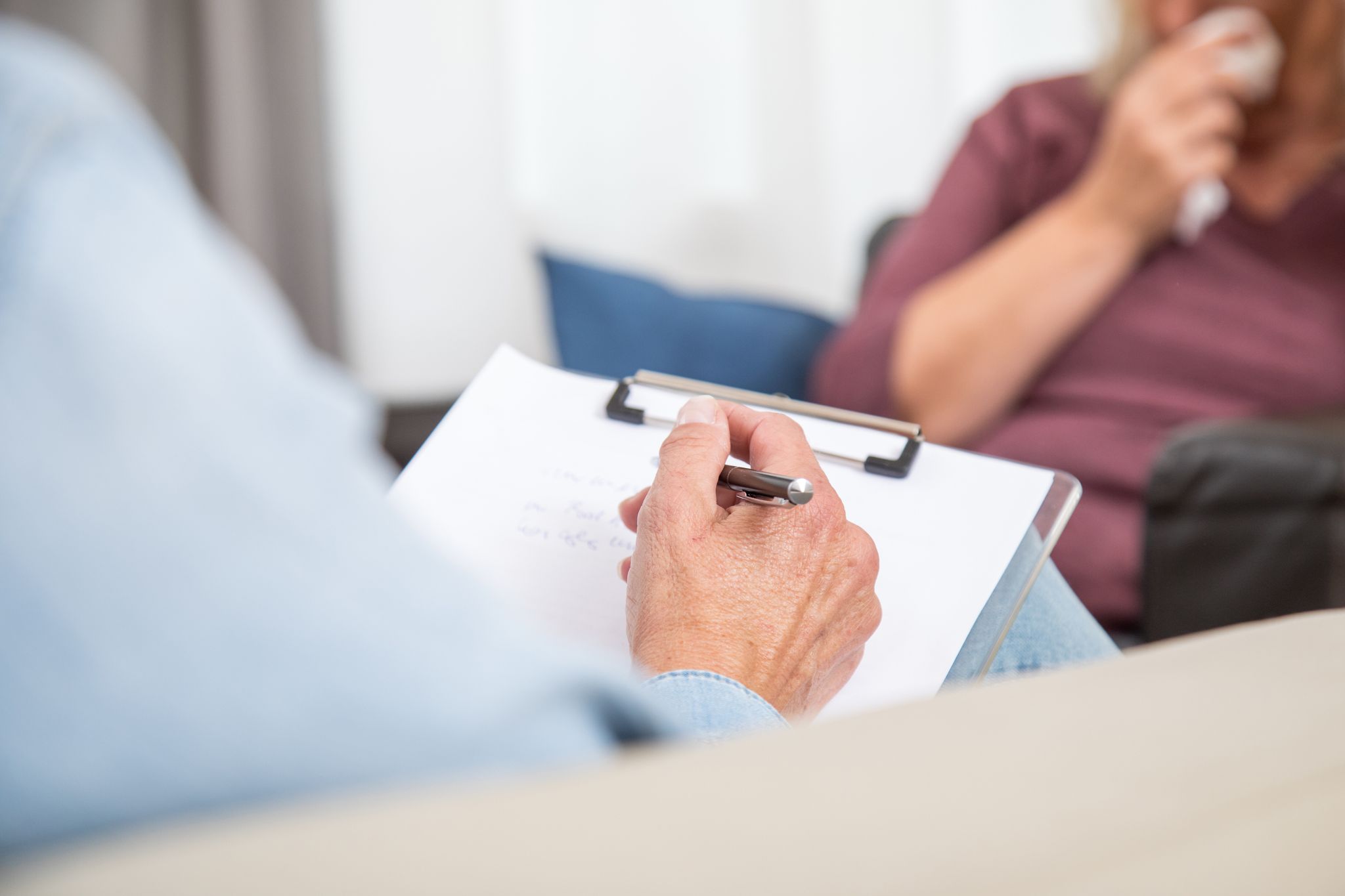 Ob bei Depression, Burnout-Syndrom oder Ängsten: Häufig wird zur Behandlung solcher Erkrankungen und Störungen eine Psychotherapie empfohlen.