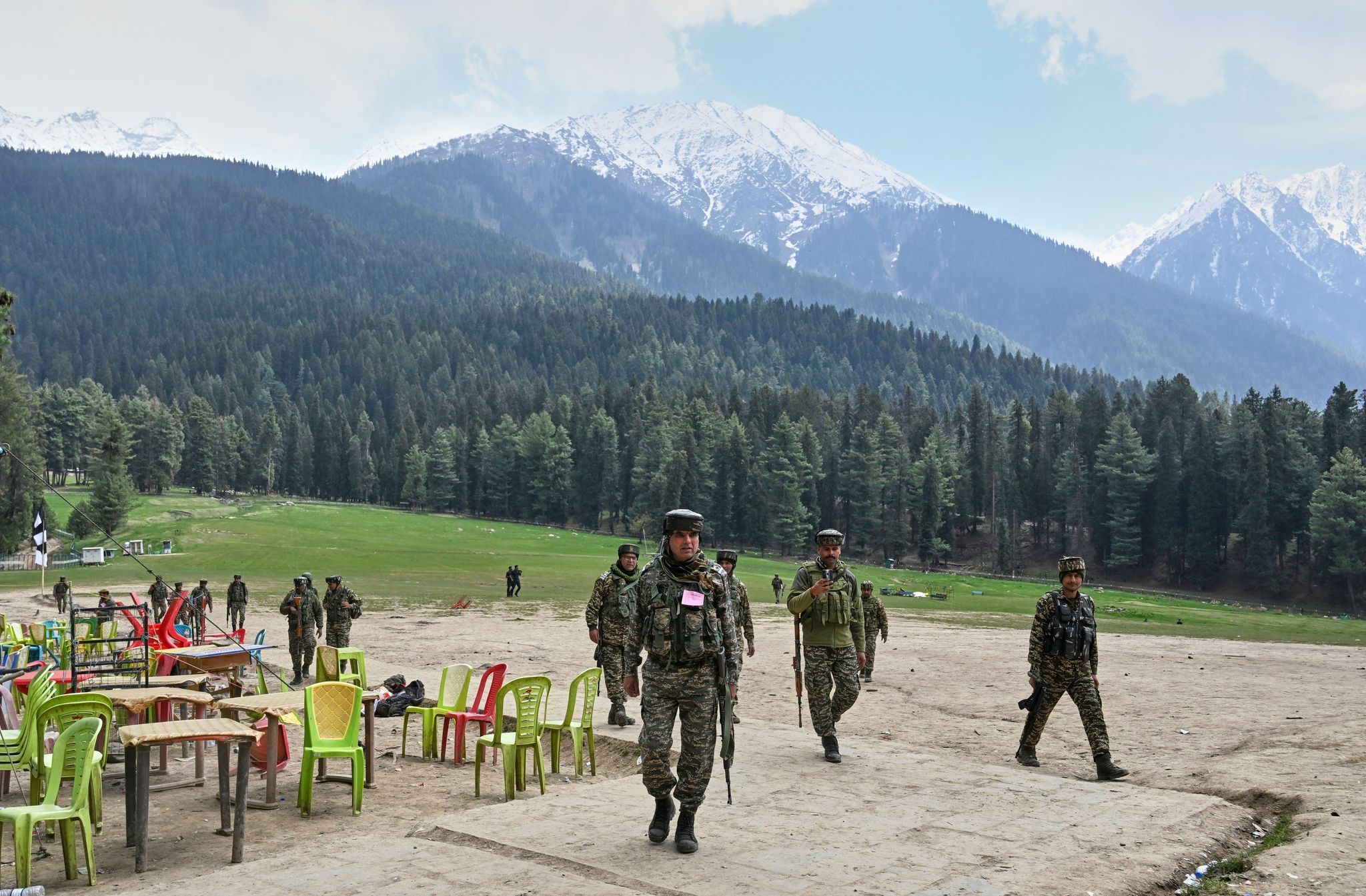 Indische Sicherheitskräfte inspizieren den Ort in Pahalgam, an dem Militante am Dienstag wahllos das Feuer auf Touristen eröffnet haben. (Foto Archiv)