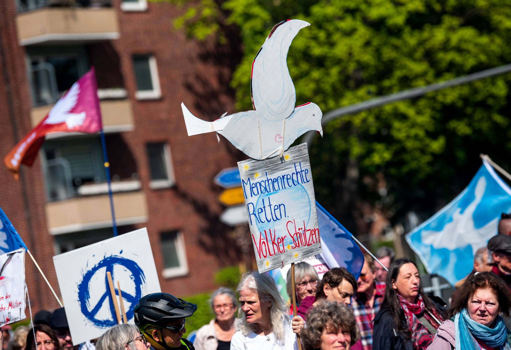 Die Teilnehmer der Ostermärsche - hier in Hamburg - wünschen sich weltweiten Frieden. Die Realität sieht anders aus.