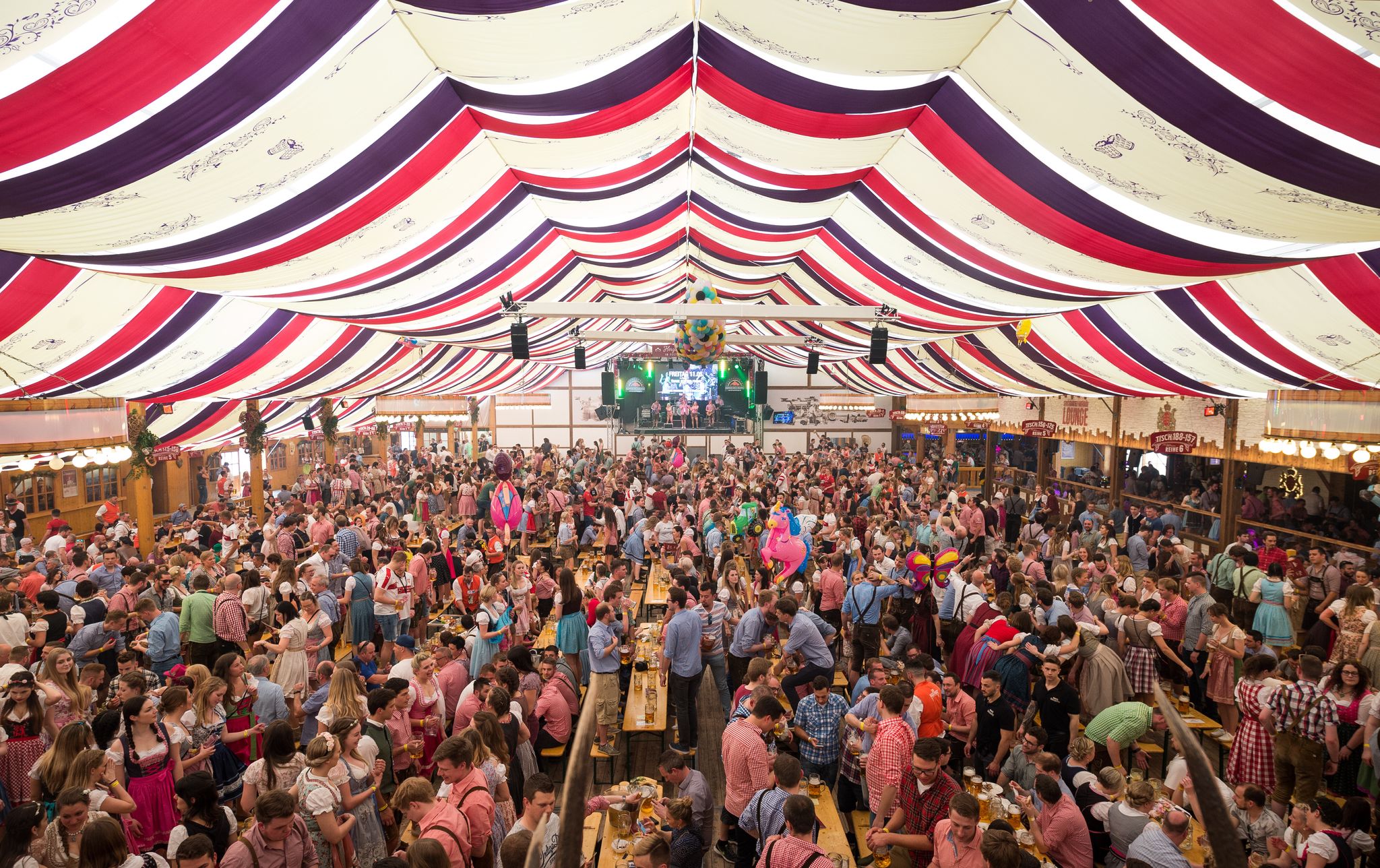 Für einen Platz in einem der beliebten Festzelte benötigt man häufig eine Reservierung - und die geht meist mit dem Kauf sogenannter Verzehrgutscheine einher.