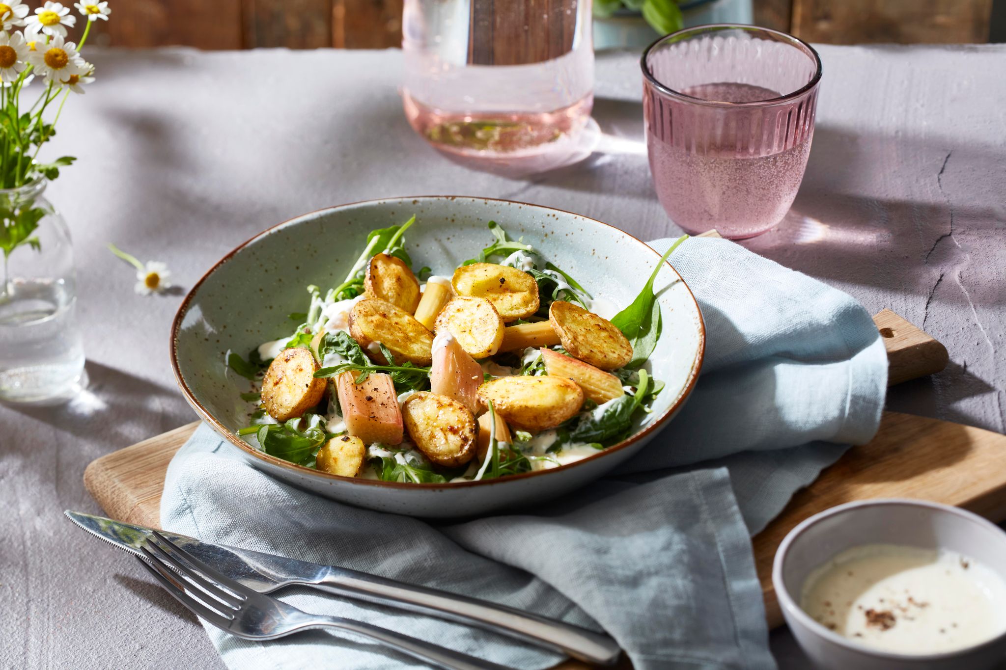 Frühlingsfrisch: Kartoffel-Rhabarber-Salat bringt saisonale Abwechslung auf den Tisch.