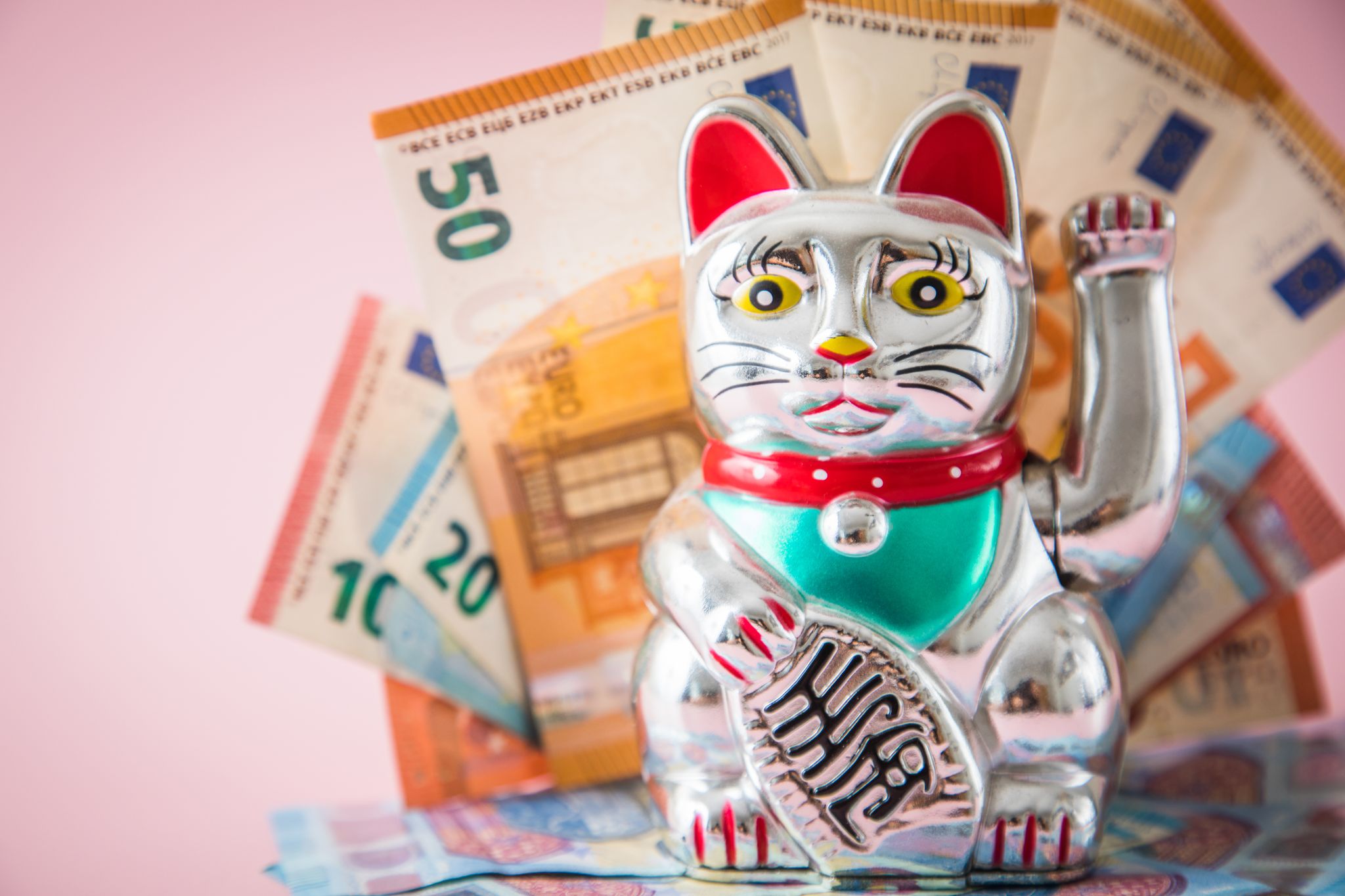 Die japanische Winkekatze soll der Legende nach Glück und Wohlstand herbeiwinken.