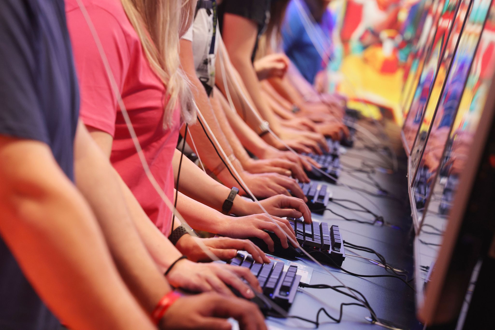 Bei der Gamescom strömen zehntausende Menschen durch die Kölner Messehallen und probieren neue Games aus.
