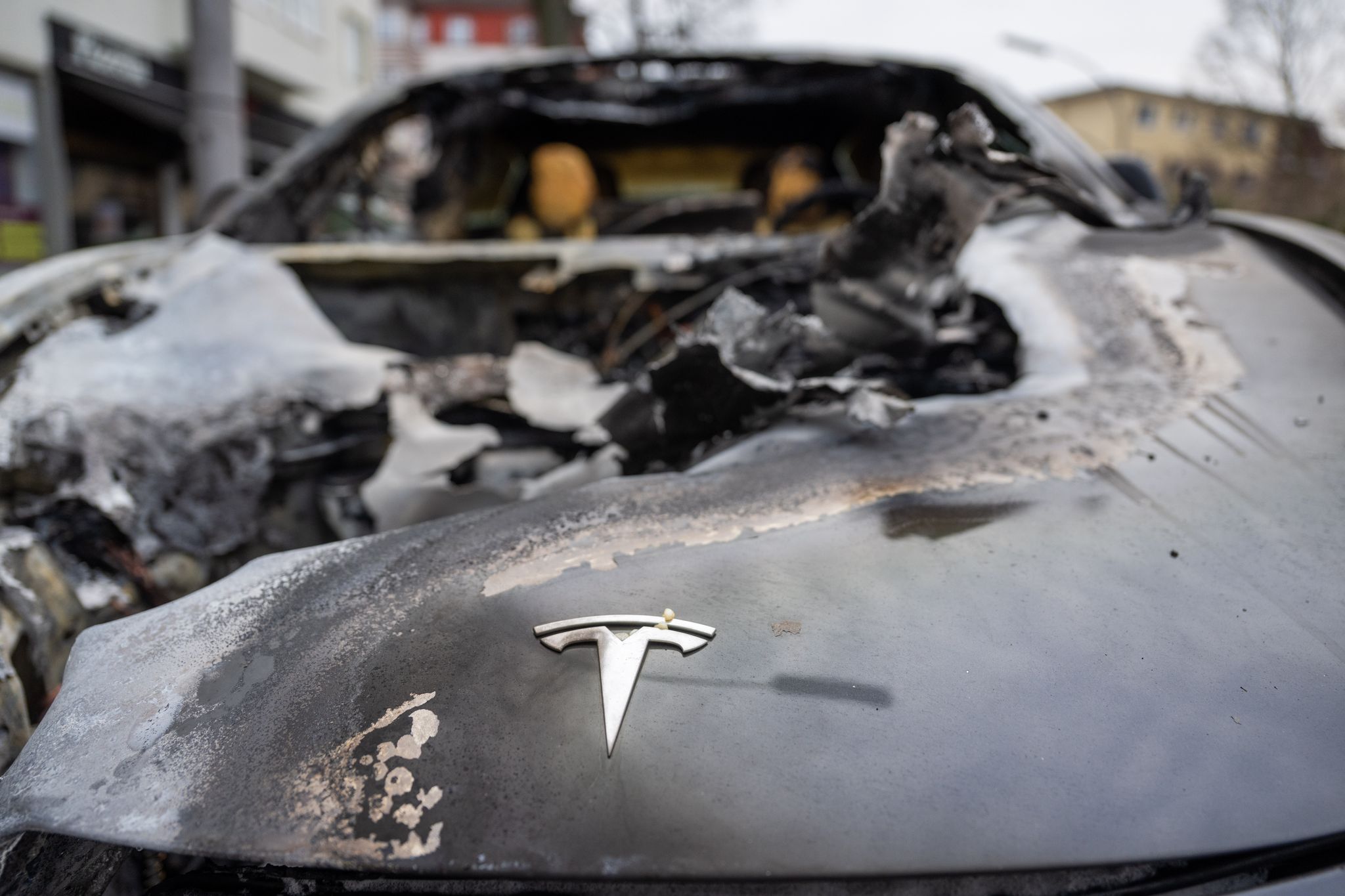 Es gab Boykottaufrufe und Protestaktionen an Tesla-Standorten in verschiedenen Ländern.