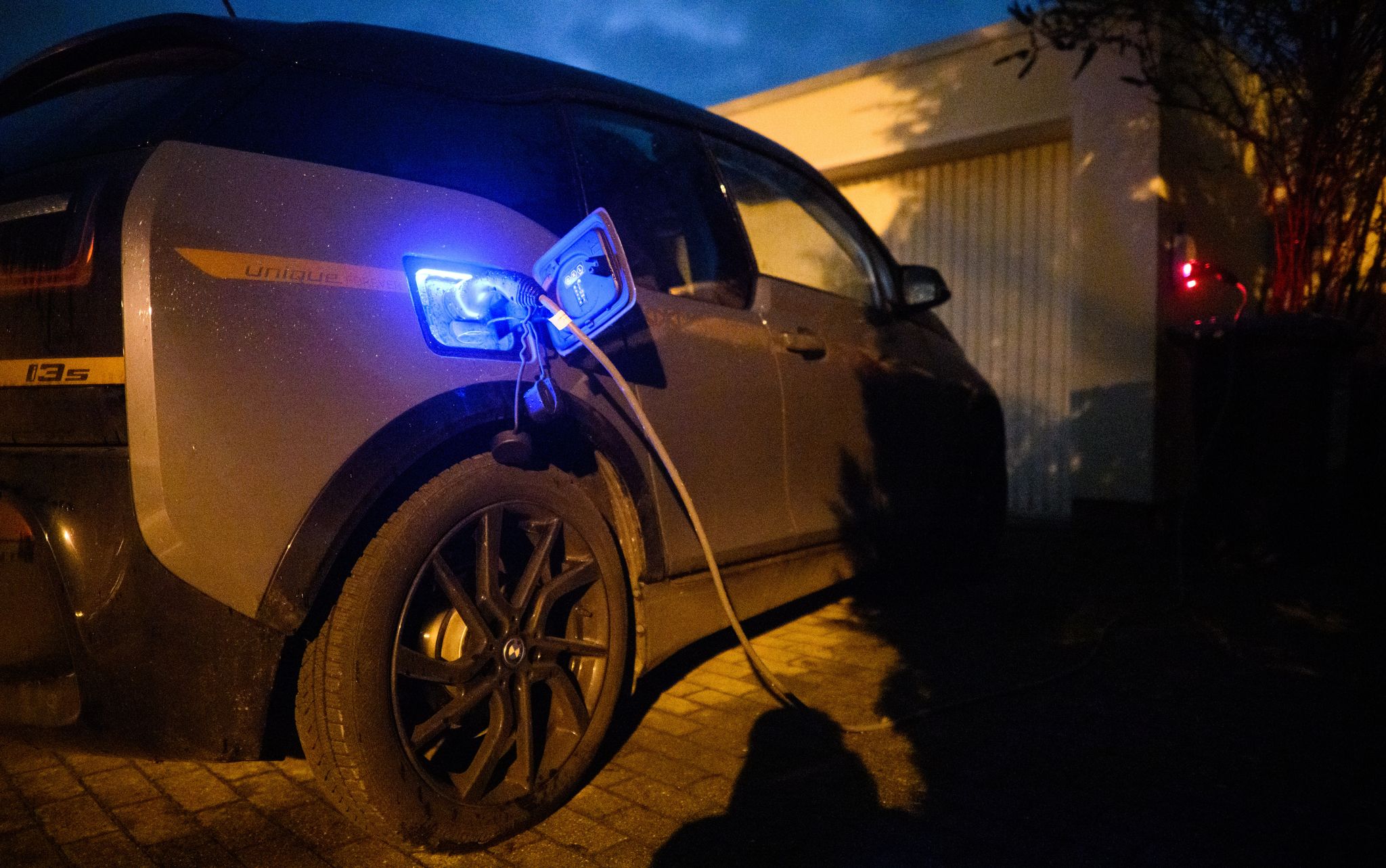 Da die meisten Autos Zuhause die ganze Nacht über an der Wallbox hängen, spielt die Zeitersparnis beim Laden für private Nutzer kaum eine Rolle. Hier reicht also eine Wallbox mit 11kW.