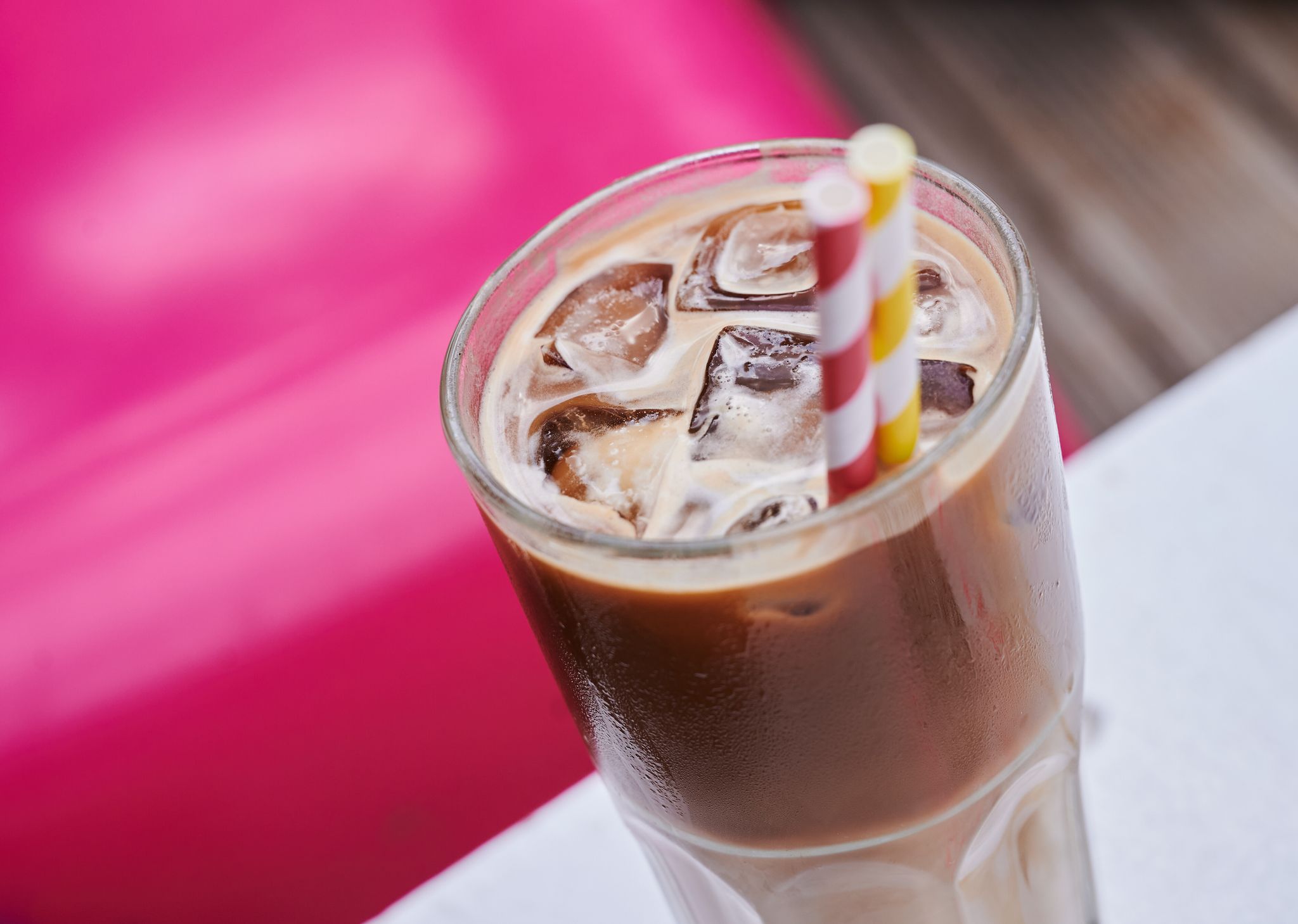 Einen Iced Coffee, bitte! Kaffeegetränke müssen nicht in einem Glas mit Füllstrich serviert werden.
