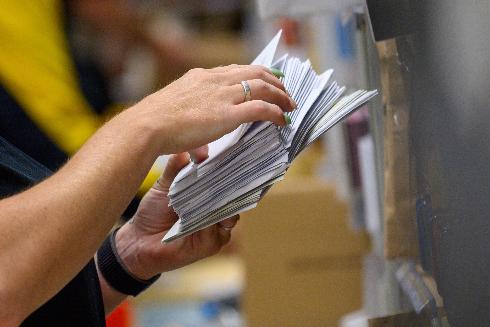 Noch werden massenhaft Briefe verschickt in Deutschland - aber wie lange noch? Hier eine Post-Mitarbeiterin in einem Zustellstützpunkt bei der Arbeit.