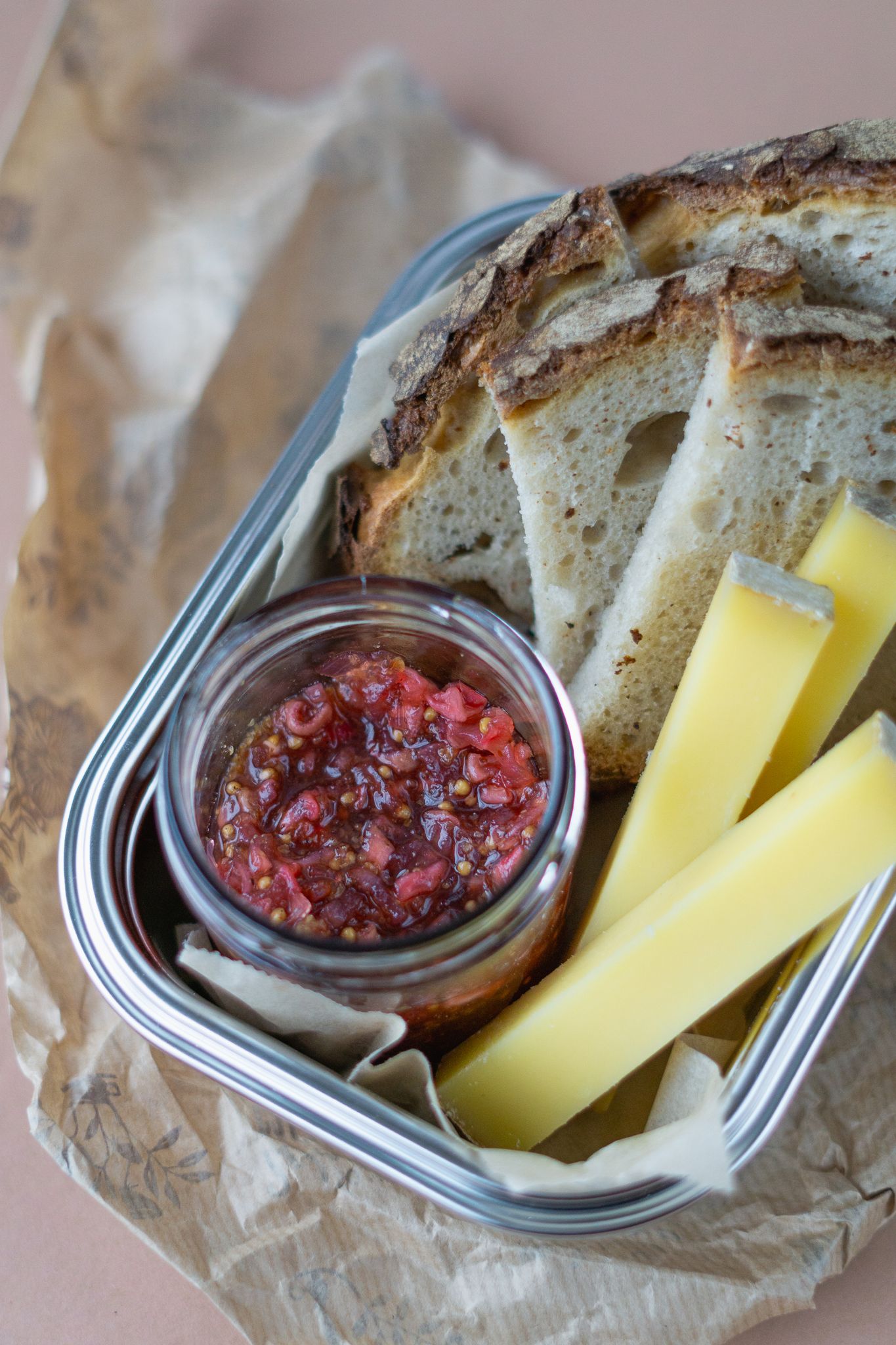 Das würzige Radieschen-Relish passt optimal zu einem kräftigen Bergkäse und Brot - in der Dose verpackt, lässt sich alles gut für unterwegs mitnehmen.