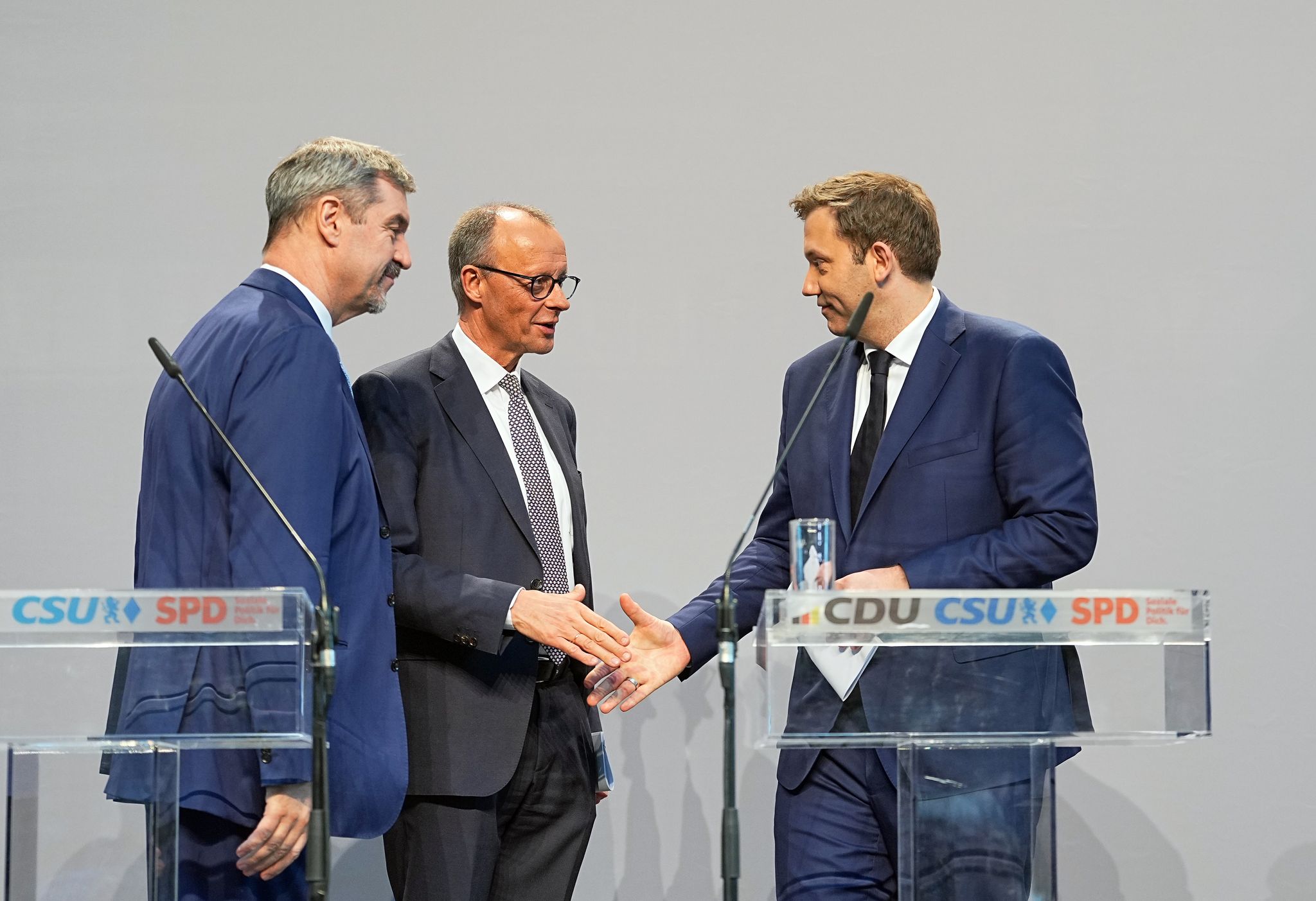 Bisher ist der Vertrag nur per Handschlag der Parteichefs besiegelt. (Archivbild vom 9. April)