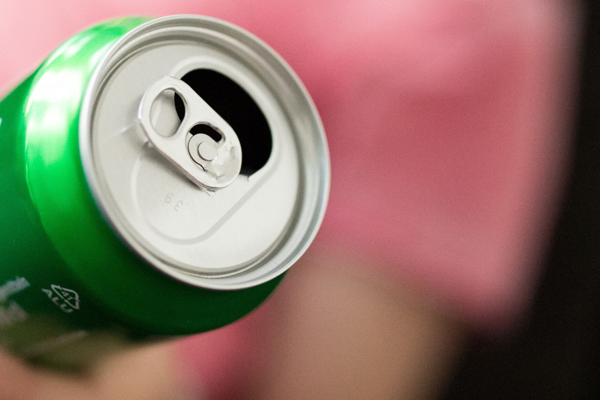 (Über-)dosis an Koffein, Zucker und Bisphenol-A: Die Zeitschrift «Öko-Test» untersuchte 22 Energydrinks und fällt ein vernichtendes Urteil.