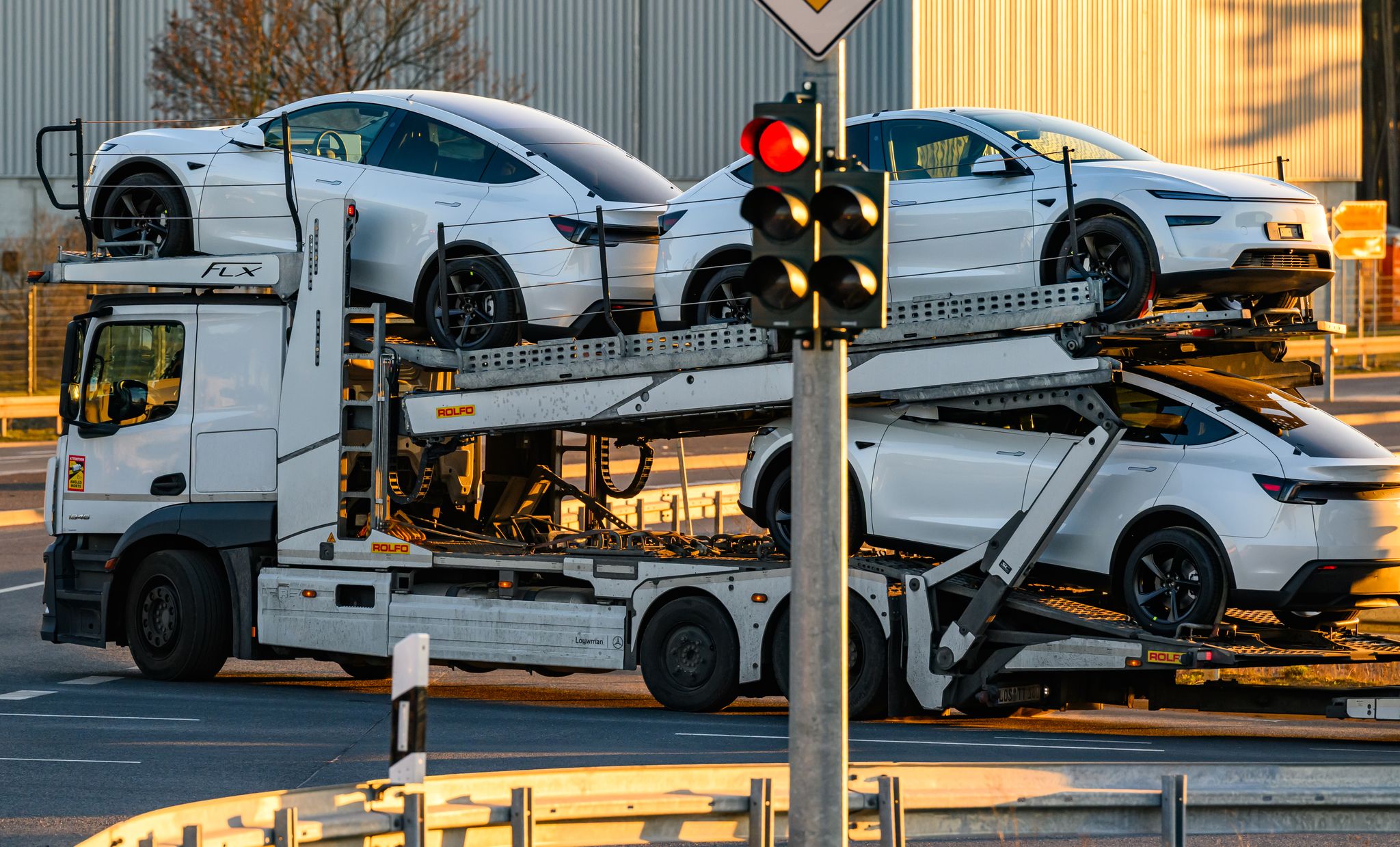 Bei den Auslieferungszahlen dürfte der Umstieg auf eine erneuerte Generation des Bestsellers Model Y ein Faktor sein.