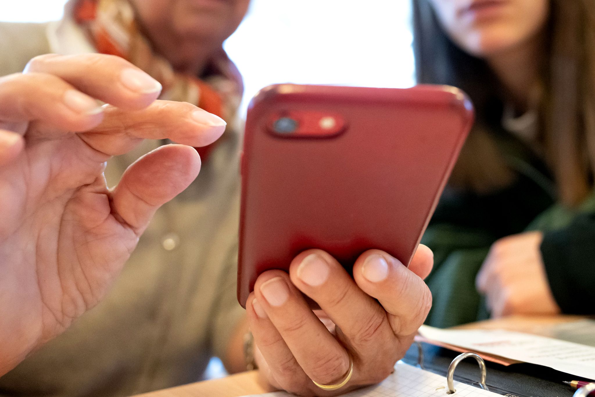 Eine Smartphone-Sprechstunde für Senioren: Hier findet man auch abseits von Familie oder Freunden technische Hilfe.