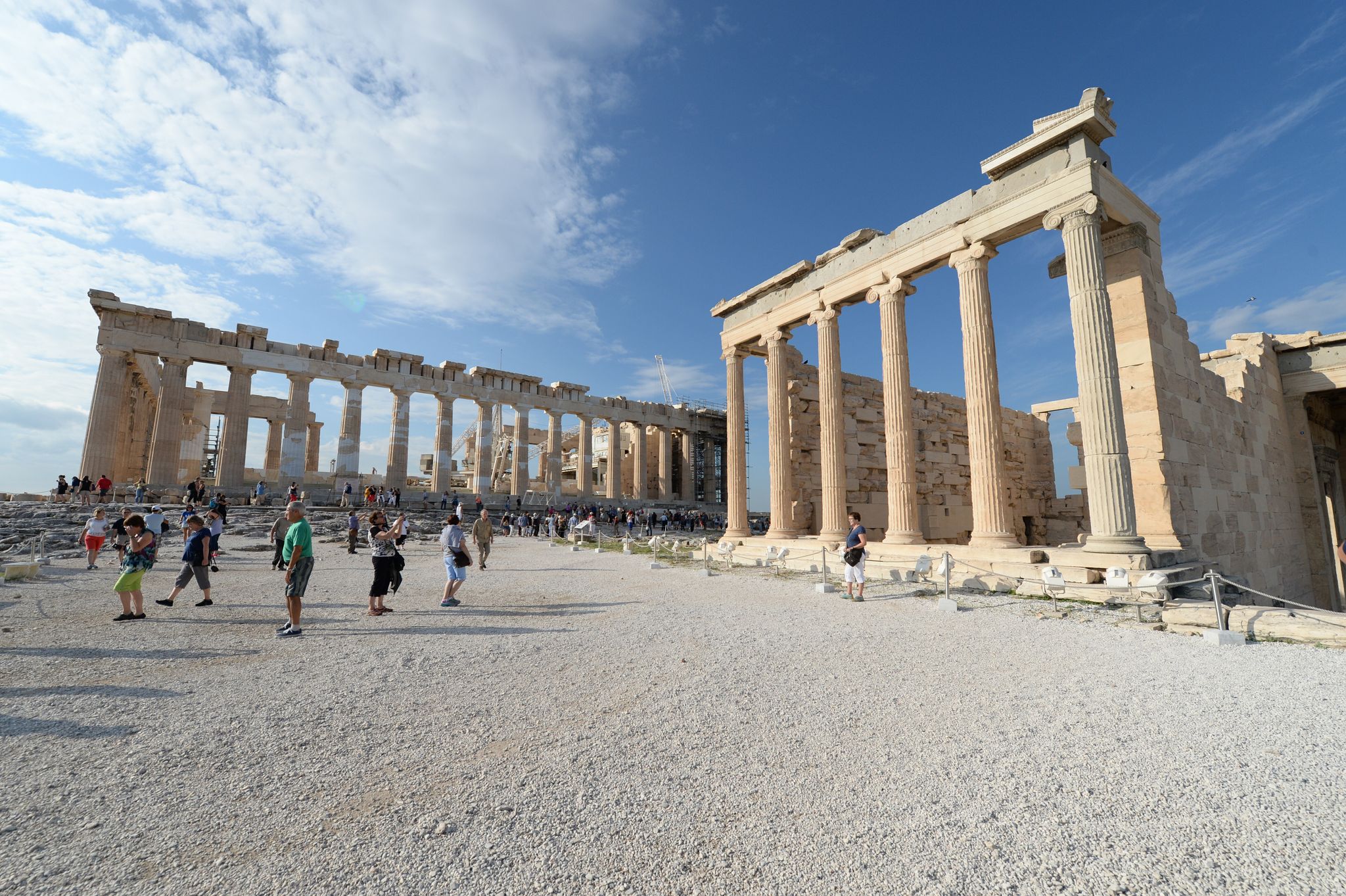 Uralt und nun deutlich teurer: Für den Besuch auf der Akropolis in Athen müssen Erwachsene nun 30 Euro zahlen.