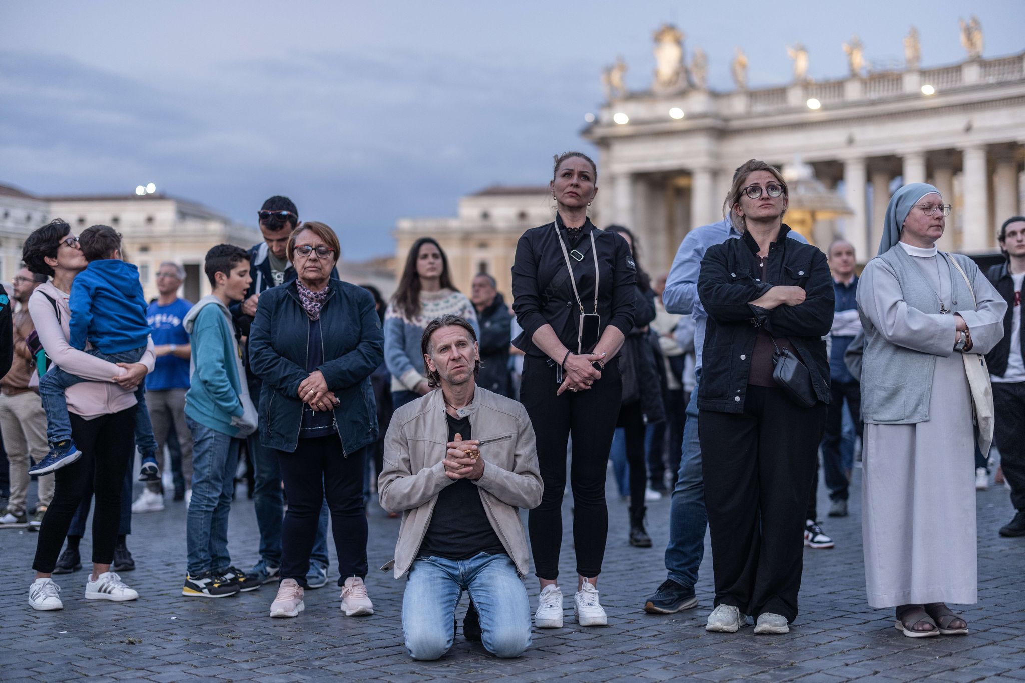 Am Abend beteten Tausende auf dem Petersplatz für den toten Papst.