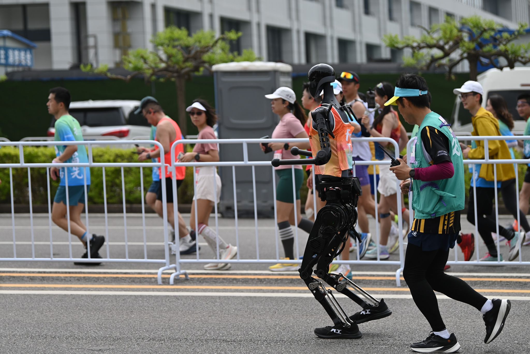In Peking sind Humanoide bei einem Halbmarathon gegen Menschen gelaufen.