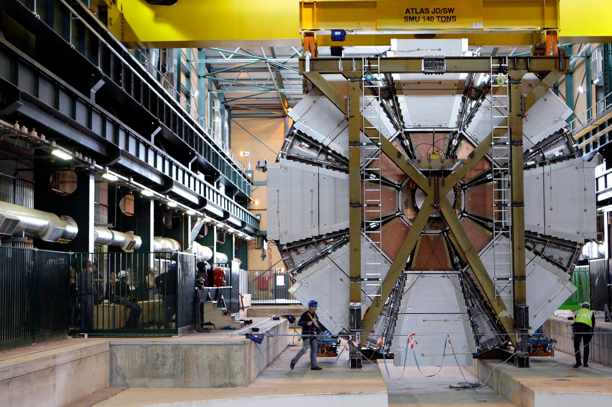Das letzte Element des Atlas-Experiments wird am CERN bei Genf hinabgelassen.
