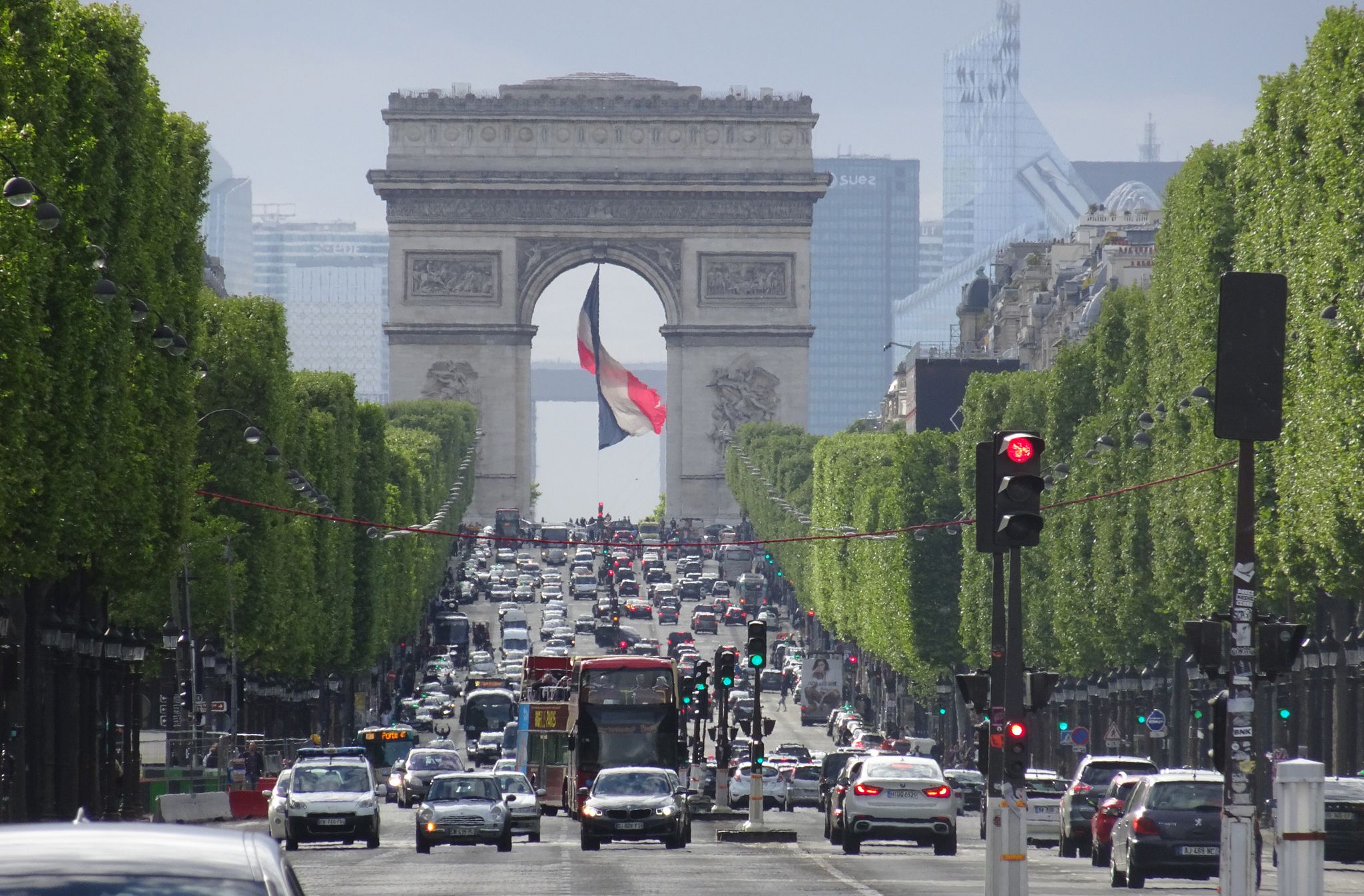 Aux Champs-Elysées: In vielen französischen Städten gibt es Umweltzonen, die nur Autos mit der Umweltplakette Crit'Air befahren dürfen.