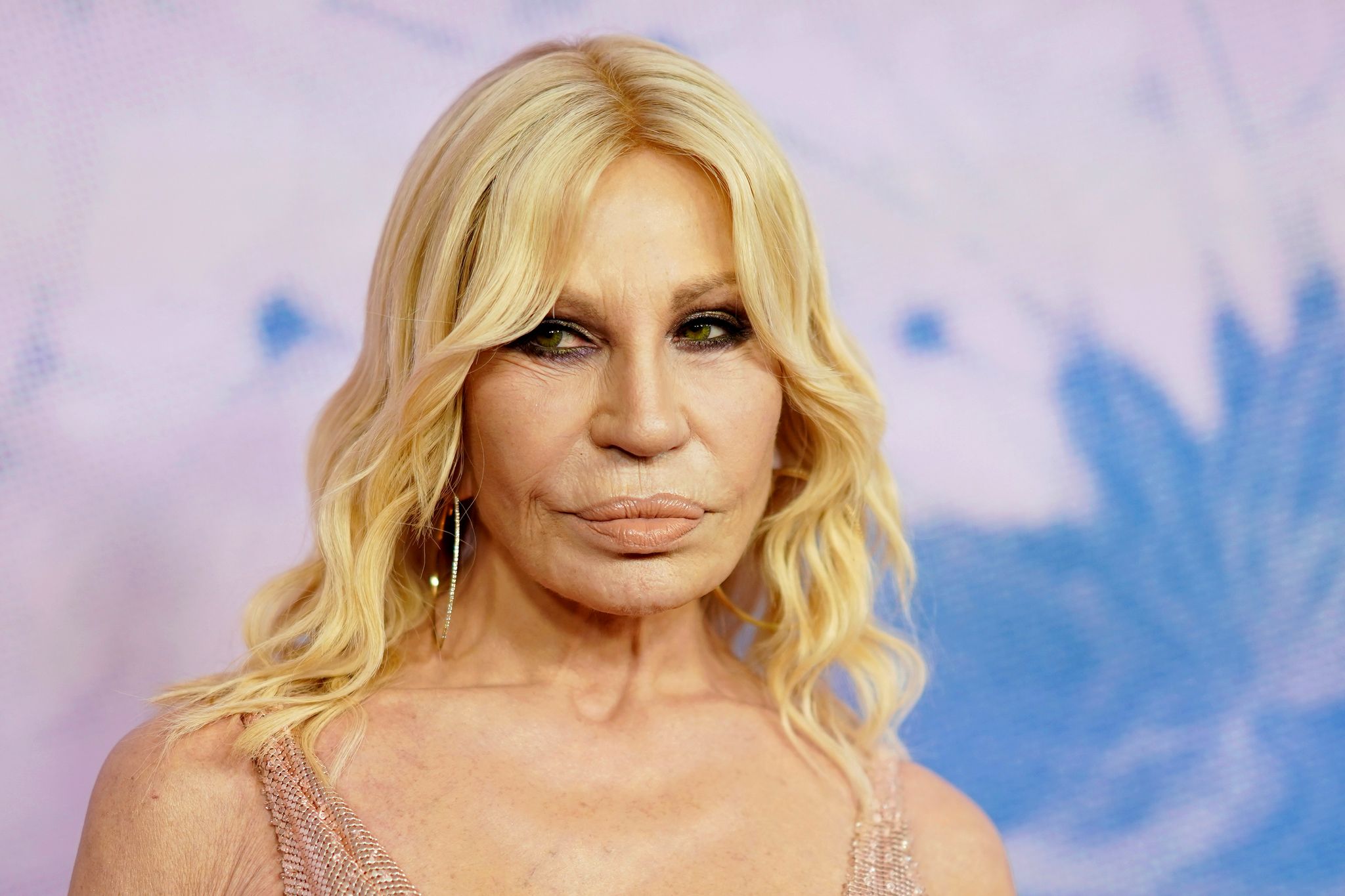 Prada kauft für 1,25 Milliarden Euro Versace, hier die langjährige Kreativchefin Donatella Versace. (Foto: Archiv)