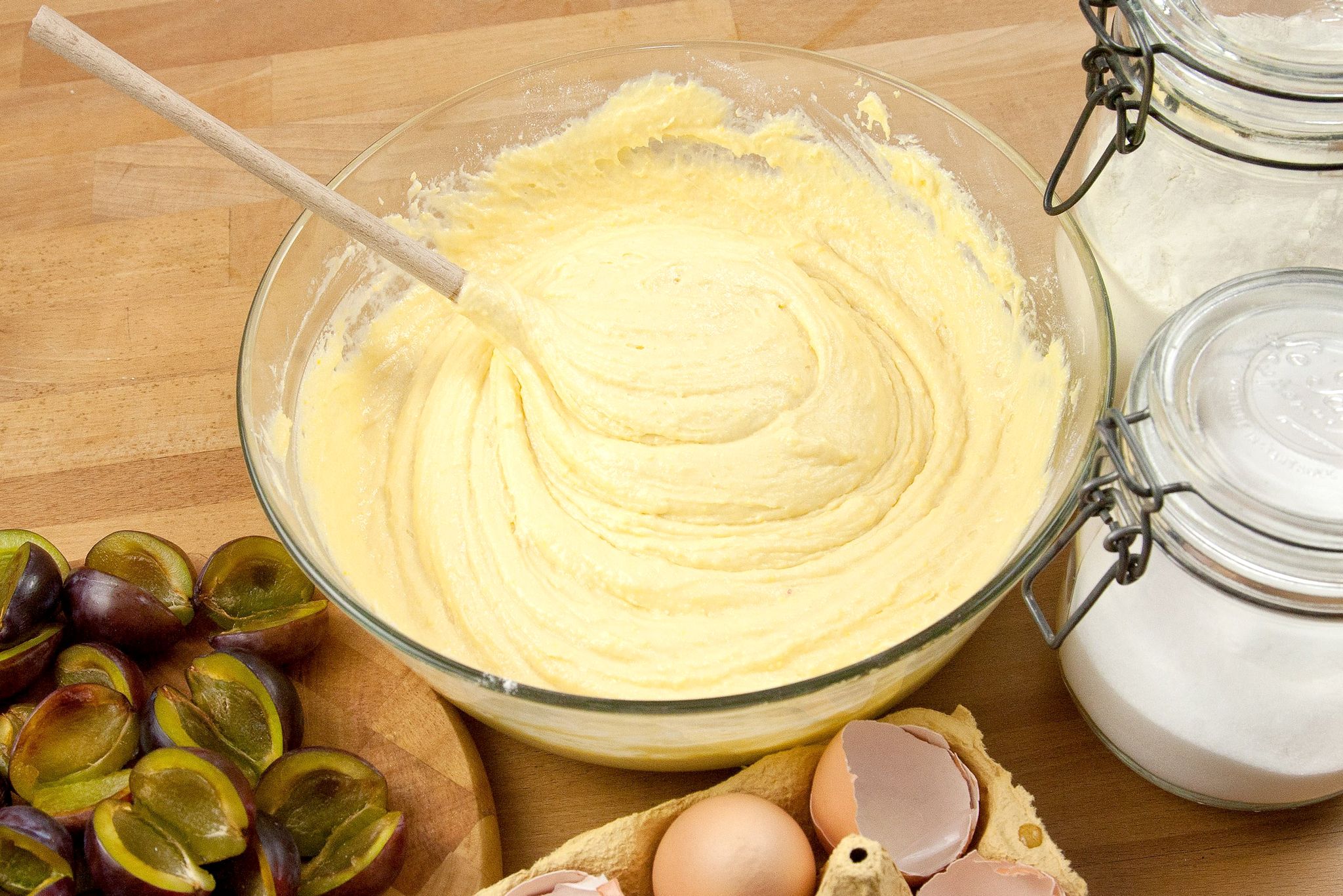 Nicht zu lange rühren! Wer’s mit dem mixen übertreibt, riskiert einen zähen Teig.