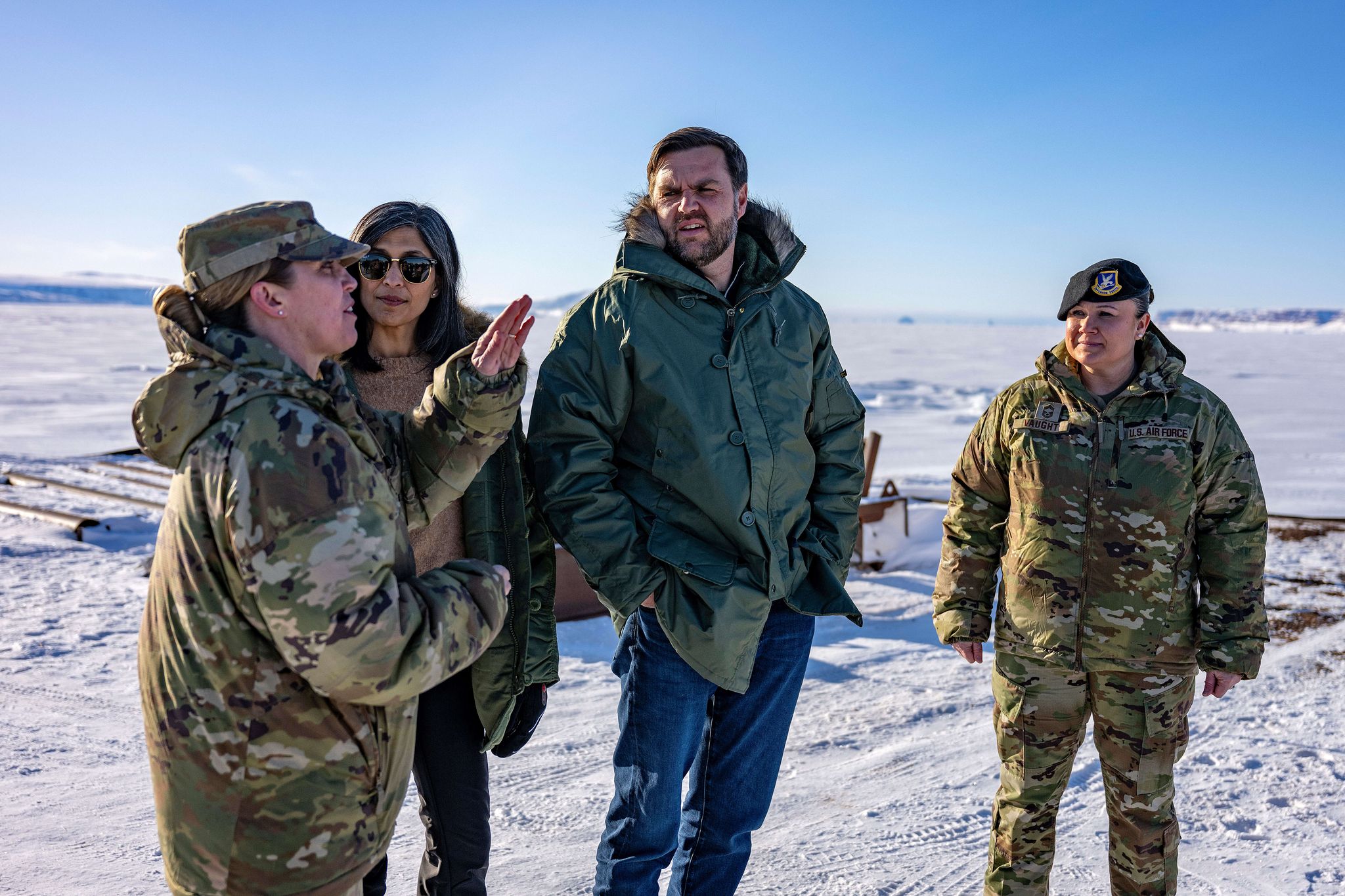 Die Chefin der US-Basis Pituffik auf Grönland, Susannah Meyers (links) bei dem Besuch von US-Vizepräsident JD Vance und seiner Frau Usha. (Archivbild)