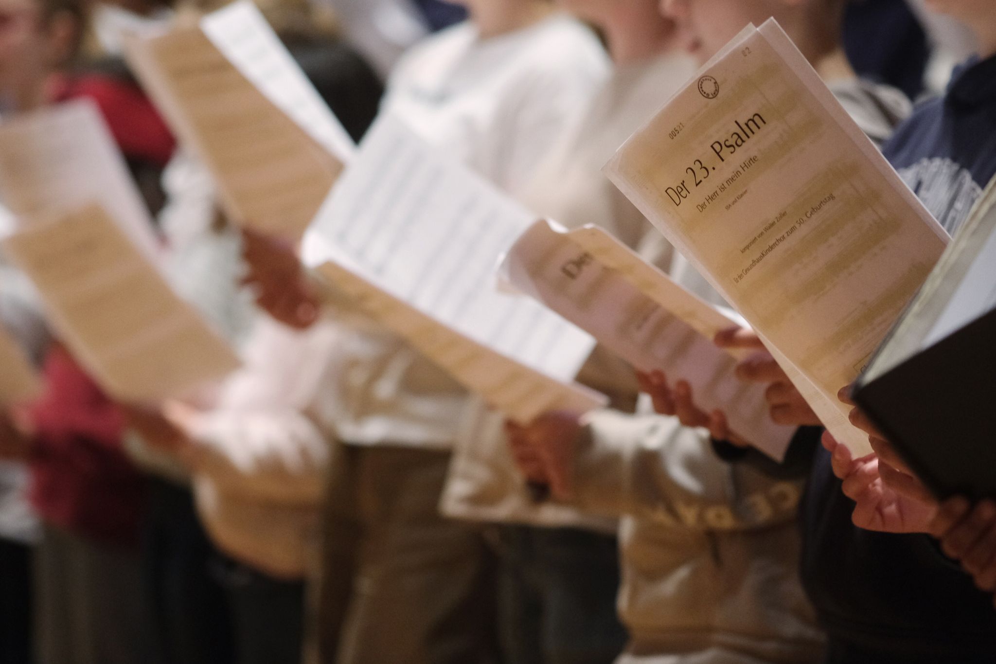 Gericht kippt Kündigung eines Chorleiters: Ein alleiniger Kirchenaustritt rechtfertigt die Entlassung nicht und verstößt gegen das Allgemeine Gleichbehandlungsgesetz (AGG).