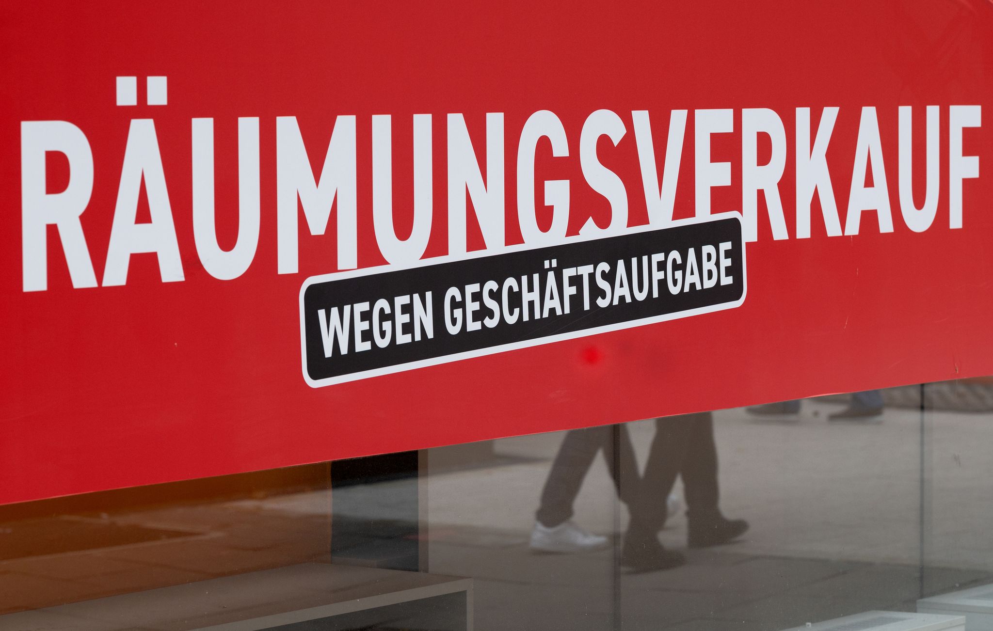 Unternehmen aus allen Wirtschaftsbereichen müssen bei Zahlungsunfähigkeit Insolvenz anmelden.