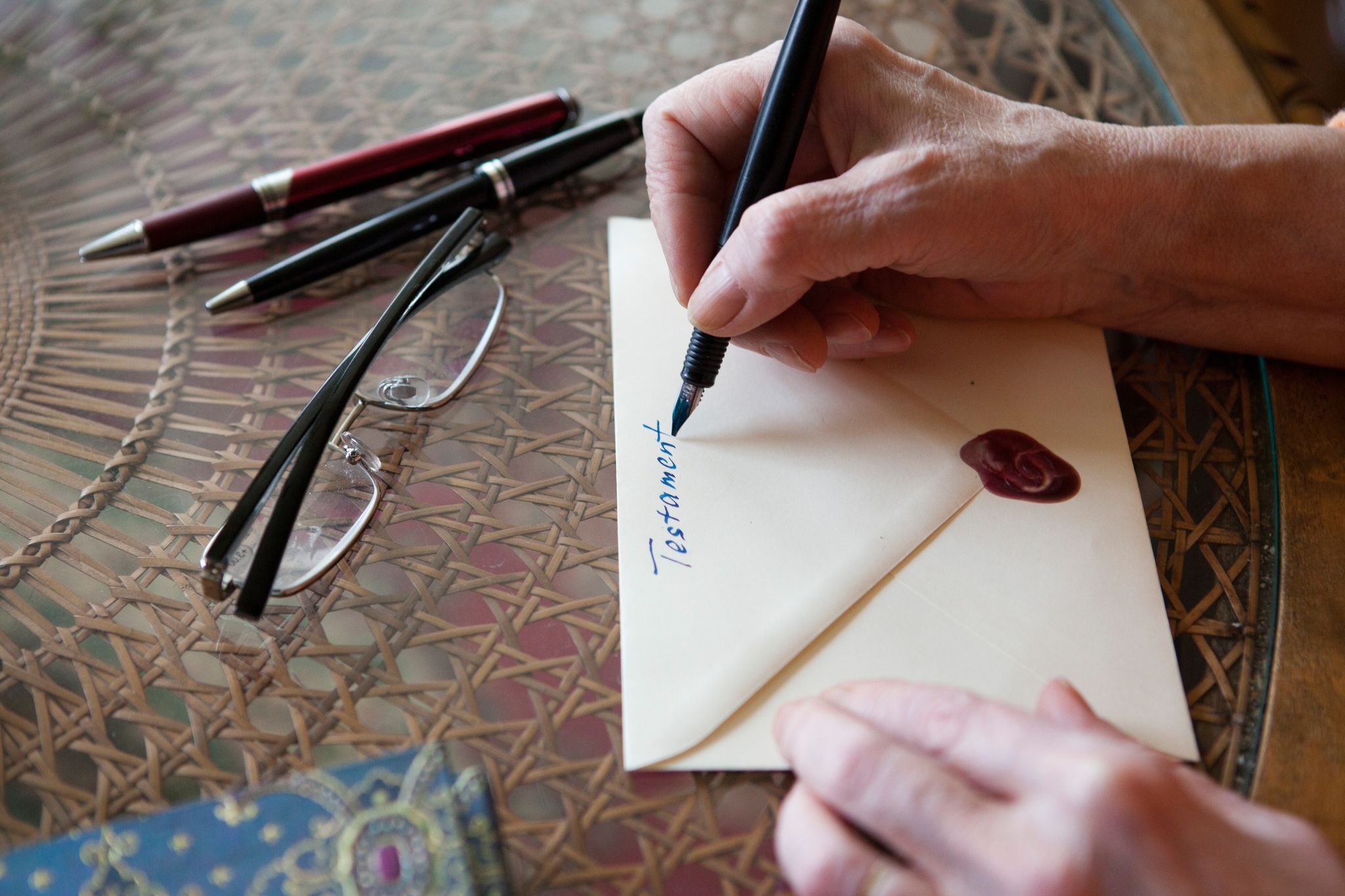 Dann besser handschriftlich: Allein der Umstand körperlicher Schwäche reicht für ein Drei-Zeugen-Testament nicht aus.