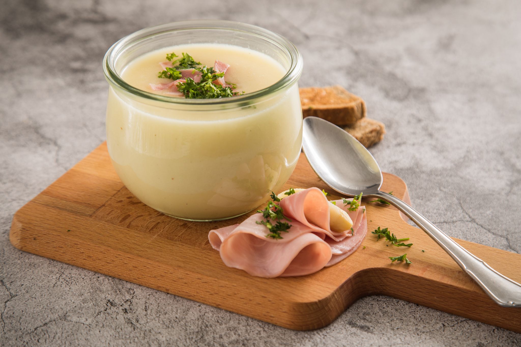 Eine klassische Spargelsuppe ist aus Spargelsud, Butter und Mehl schnell zubereitet. Gewürzt wird mit Pfeffer, Salz, Muskat und etwas Zitronensaft.