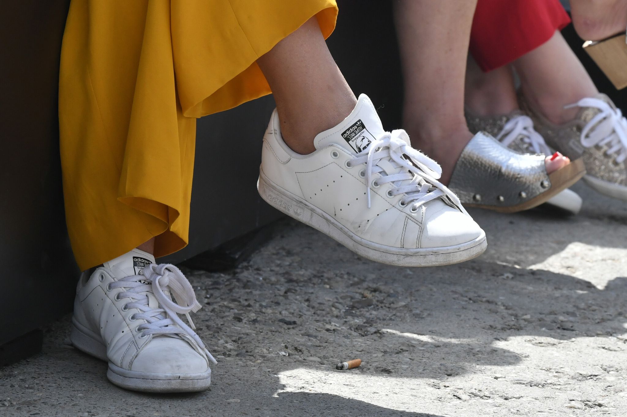 Die Sneaker sollen wieder reinweiß strahlen? Wer sie unbedingt in der Maschine waschen will, sollte dabei einiges beachten.