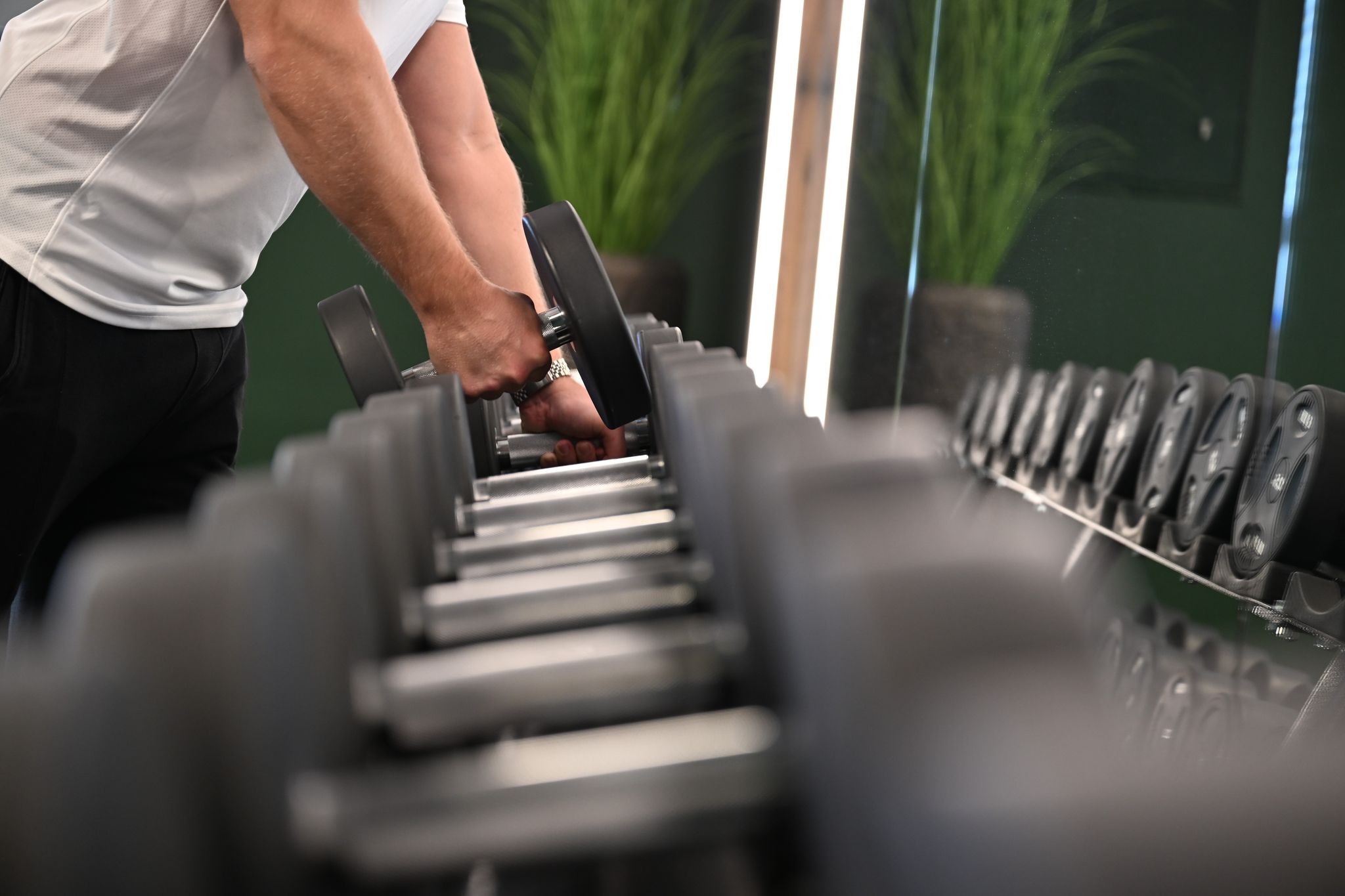 Hanteltraining, um fit zu bleiben: In Smart Gyms kann es passieren, dass sonst niemand im Raum ist.