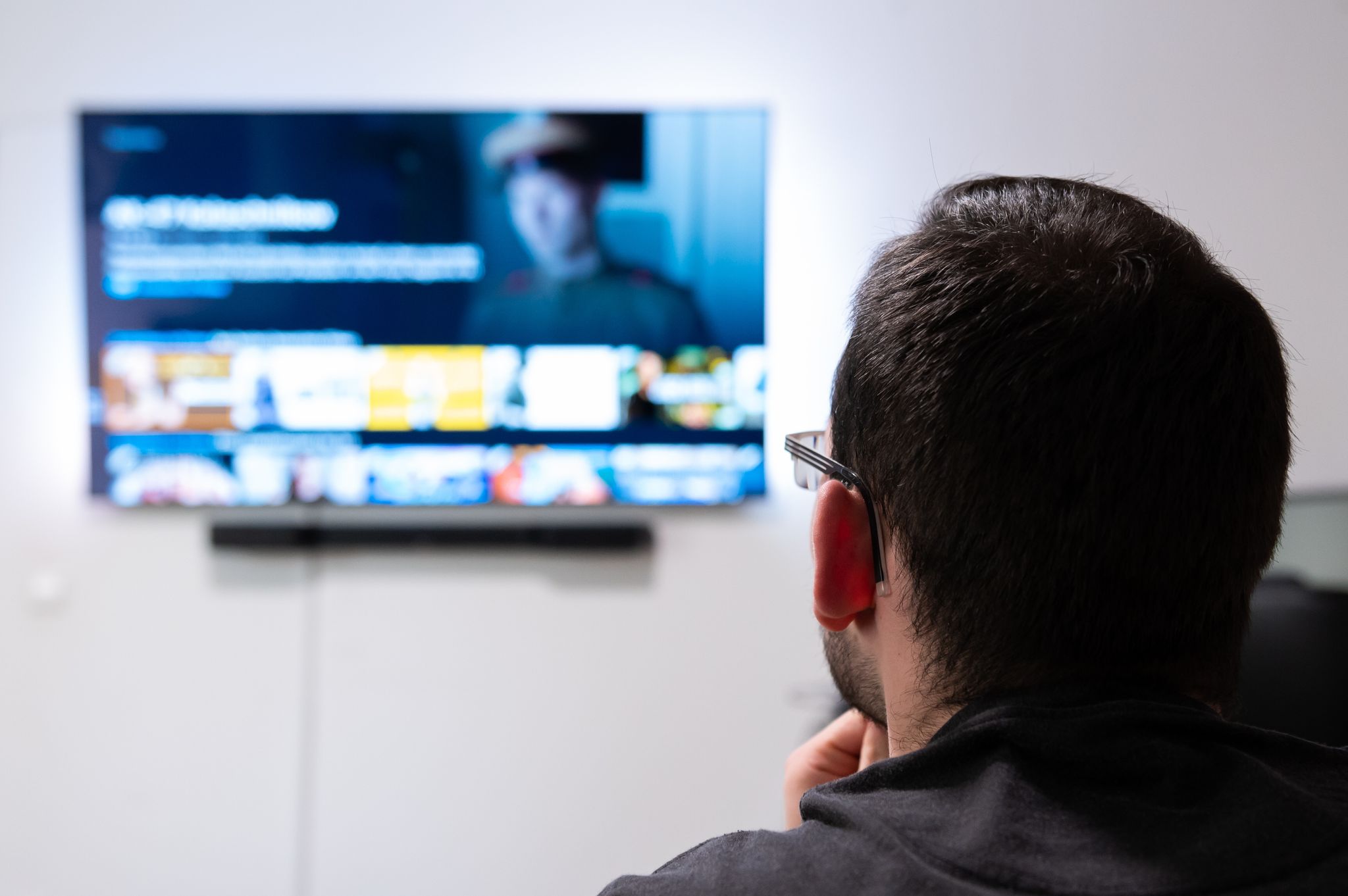 Sparen können Verbraucherinnen und Verbraucher beim Streaming, wenn sie Jahres- statt Monatspakete oder Bundles wählen, die verschiedene Portale kombinieren.