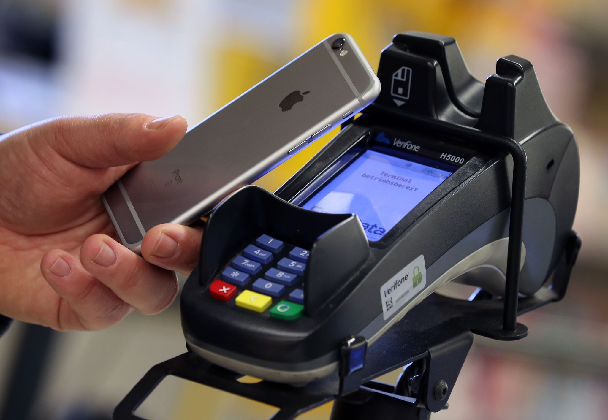 Smartphone oder Karte statt Schein und Münze: Viele bevorzugen bargeldlose Bezahlmethoden (Symbolbild)
