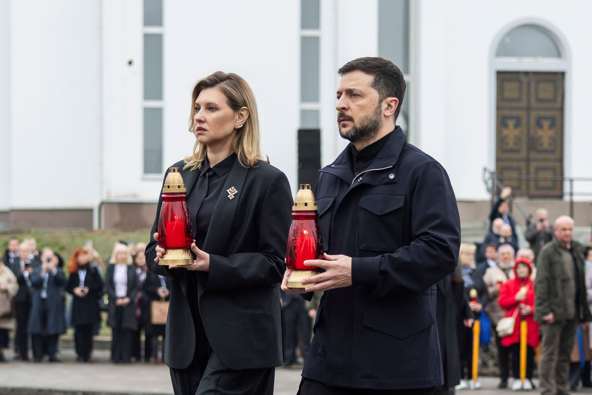 Selenskyj und seine Frau gedenken der Opfer von Butscha.