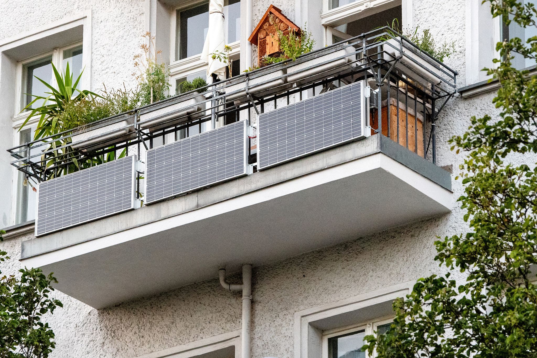Wohnungseigentümer und Mieter haben seit 2024 einen gesetzlichen Anspruch auf die Installation eines Balkonkraftwerks. Die Montage muss aber vorab genehmigt werden.