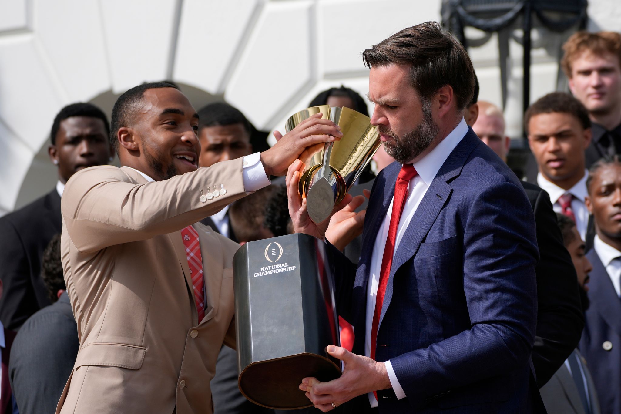 JD Vance zerlegt Trophäe.