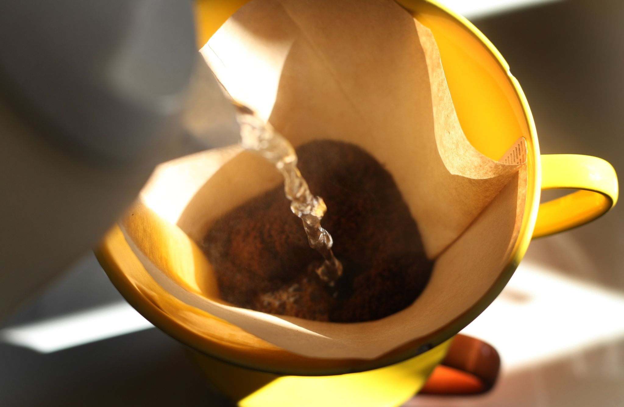 Bei handgebrühtem Kaffee kann man die Stärke selbst beeinflussen. (Archivbild)