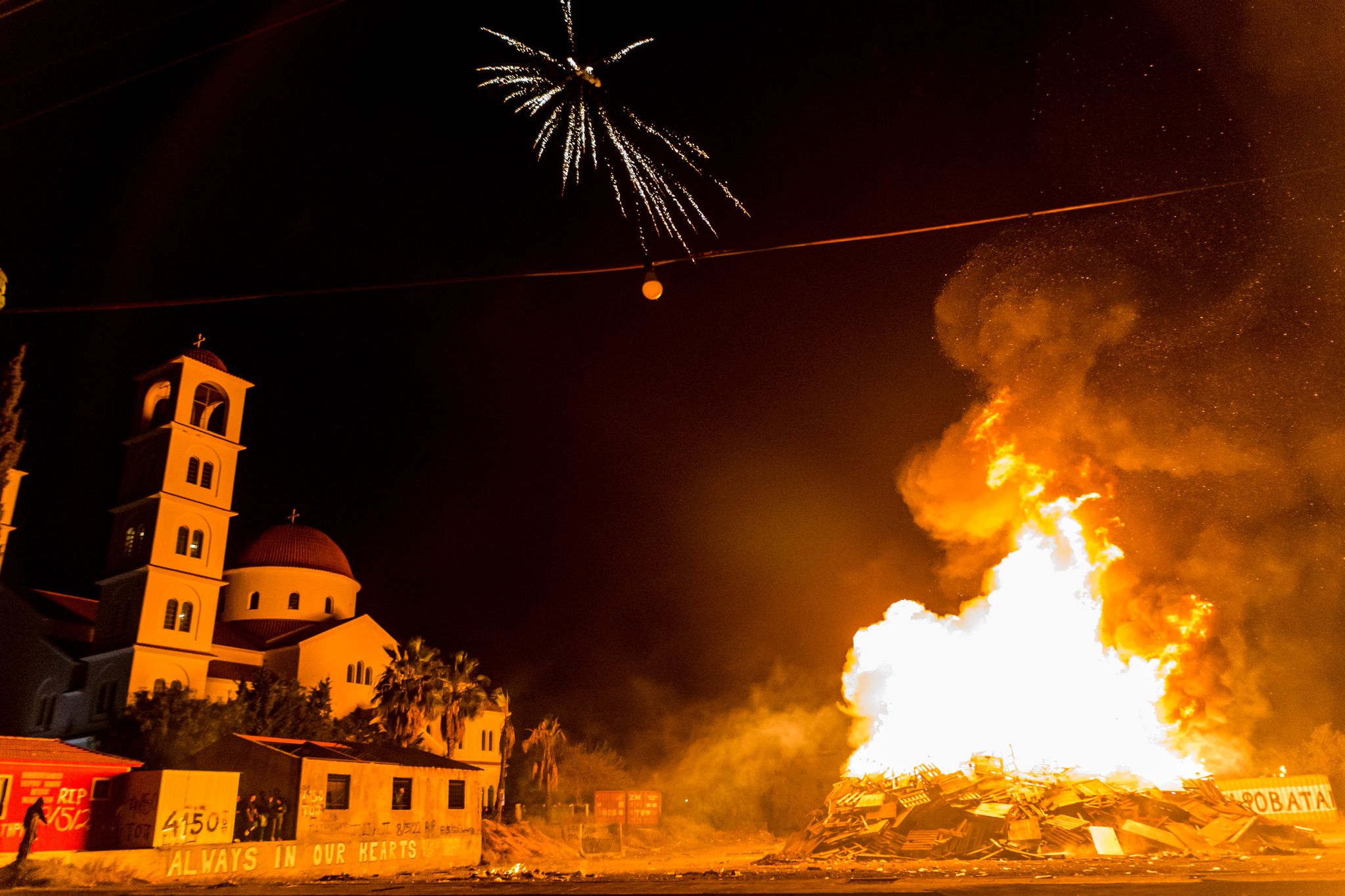 Mit Feuerwerk und Feuer wird auf Zypern Ostern gefeiert. (Archivbild)