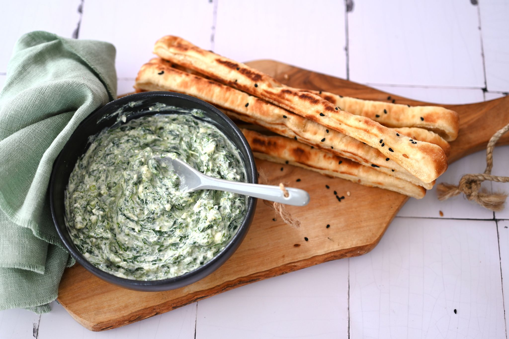 Dieser Dip punktet mit cremigem Feta-Joghurt und reichlich Grün: Spinat, Dill und Frühlingszwiebeln sorgen für Biss und Würze.