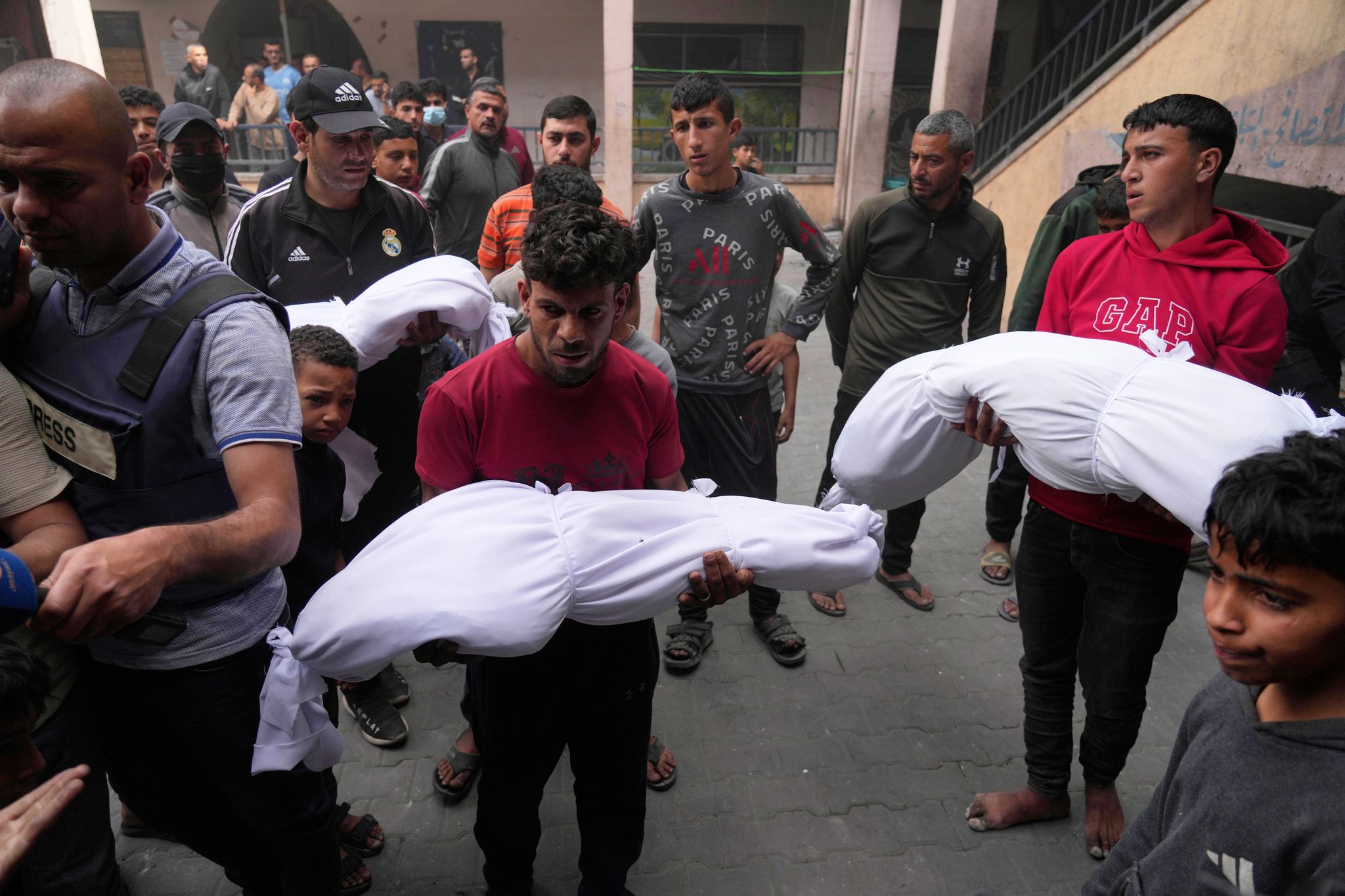 Bei einem israelischen Angriff in der Stadt Gaza hat es laut dem von der Hamas kontrollierten Zivilschutz mindestens 13 Tote gegeben.